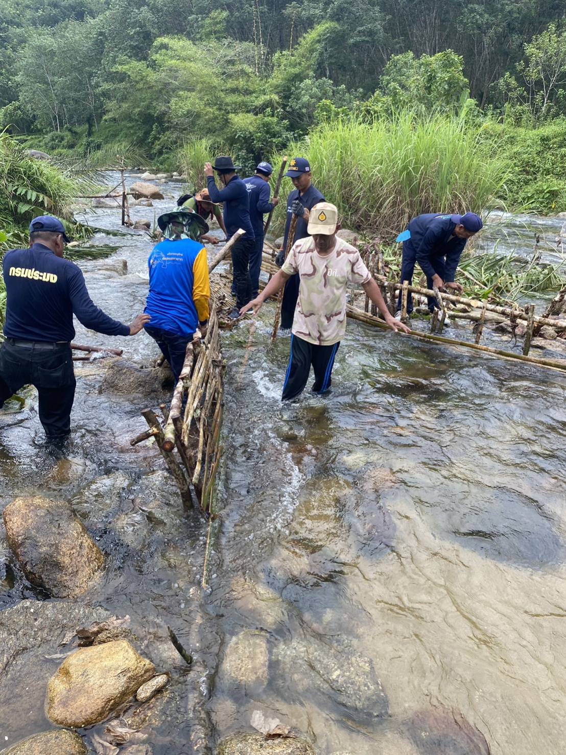 รื้อถอนเครืองมือลี่ หรือเล่ และสิ่งกีดขวางลำน้ำใช้ประกอบเครื่องมือโพงพาง ซึ่งมีผู้ลักลอบสร้างขึ้นเพื่อใช้ดักจับสัตว์น้ำ ในแม่น้ำตาปีเขตพื้นที่  ตำบลยางค้อม  และตำบลพิปูน อำเภอพิปูน จังหวัดนครศรีธรรมราช..คลิก