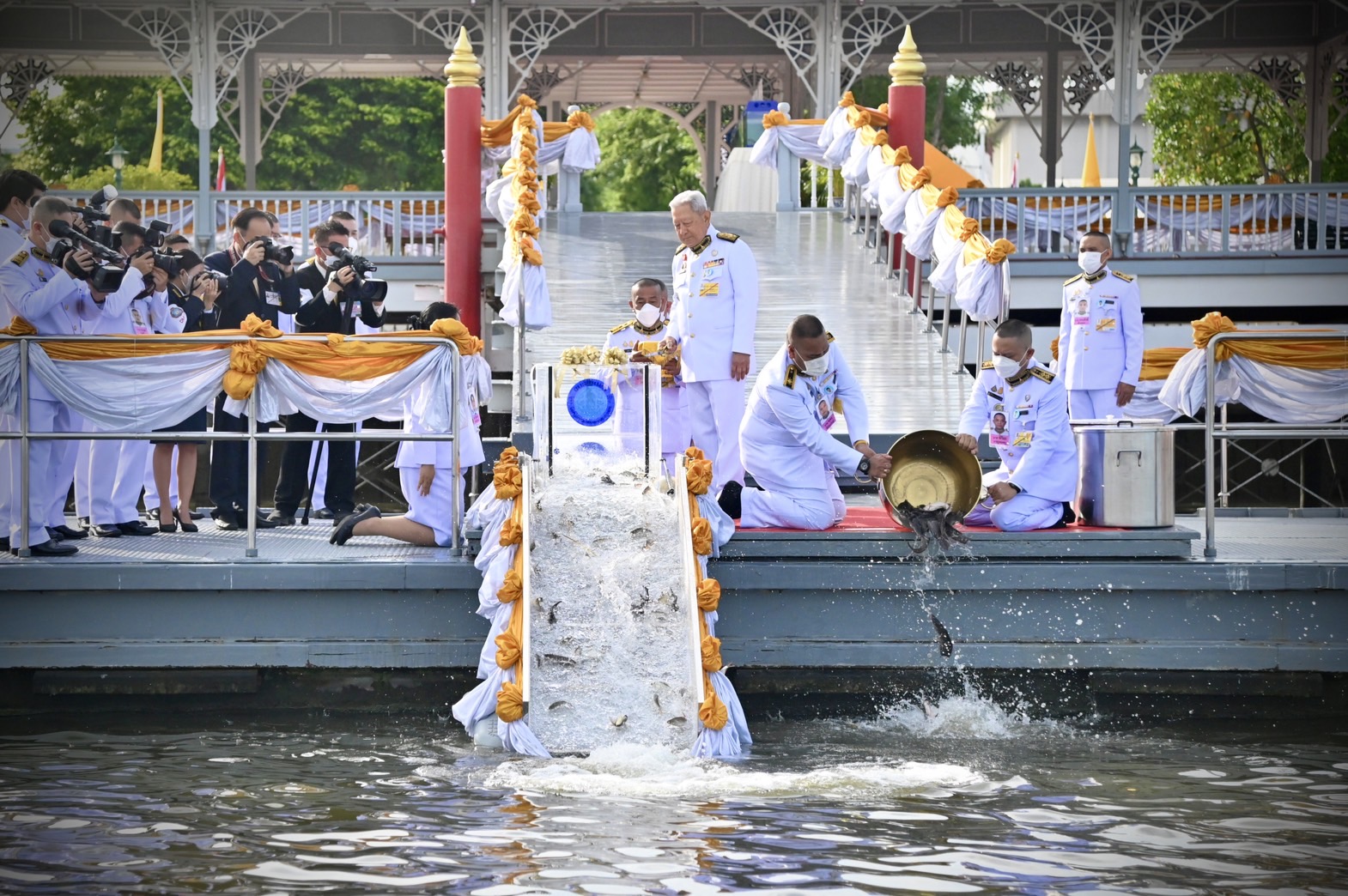 พระบาทสมเด็จพระเจ้าอยู่หัว ทรงพระกรุณาโปรดเกล้าโปรดกระหม่อมให้ พลเอก สุรยุทธ์ จุลานนท์ ประธานองคมนตรี เป็นผู้แทนพระองค์ ไปในการบำเพ็ญพระราชกุศลปล่อยพันธุ์สัตว์น้ำ เนื่องในโอกาสวันเฉลิมพระชนมพรรษาพระบาทสมเด็จพระเจ้าอยู่หัว ๒๘ กรกฎาคม ๒๕๖๖..คลิก