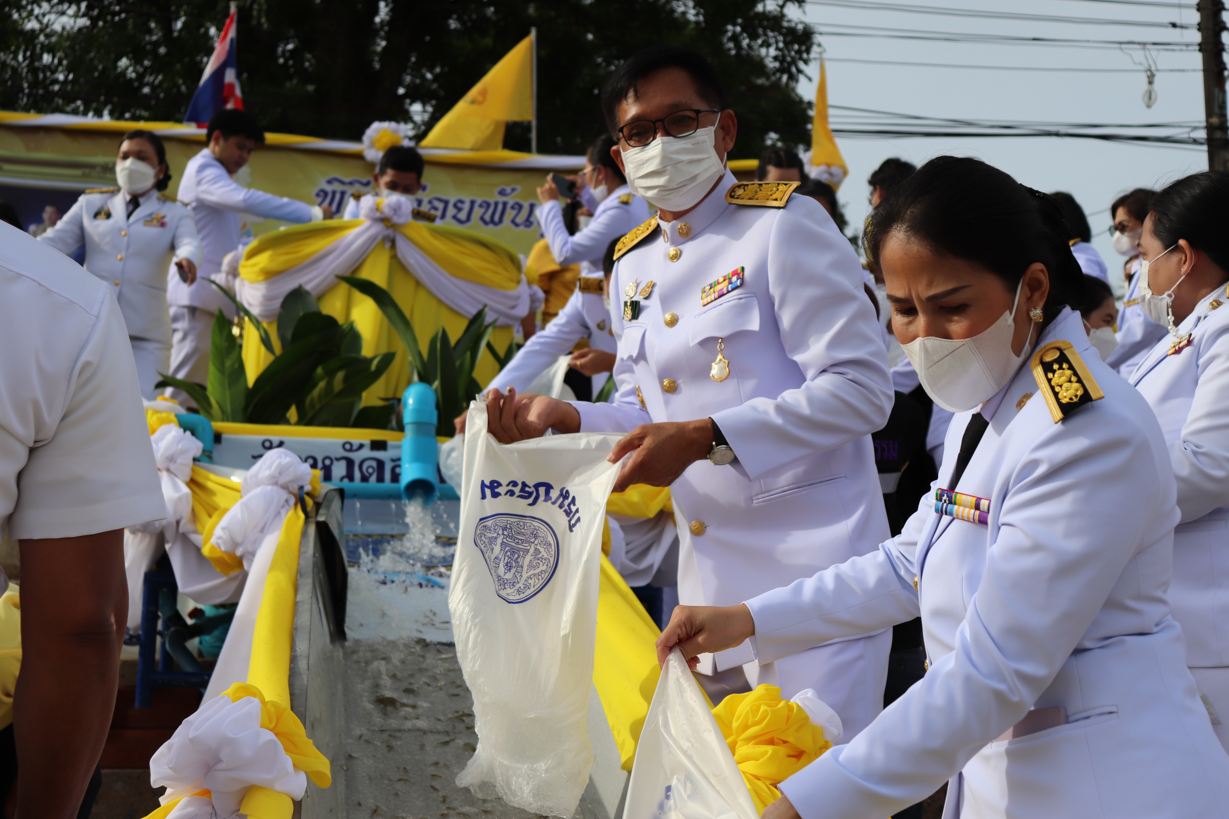 ศูนย์ฯอ่างทอง และสำนักงานประมงจังหวัดอ่างทองร่วมพิธีทำบุญตักบาตรและพิธีปล่อยพันธุ์สัตว์น้ำ เพื่อเฉลิมพระเกียรติพระบาทสมเด็จพระเจ้าอยู่หัว เนื่องในโอกาสวันเฉลิมพระชนมพรรษา 28 กรกฎาคม 2566..คลิก
