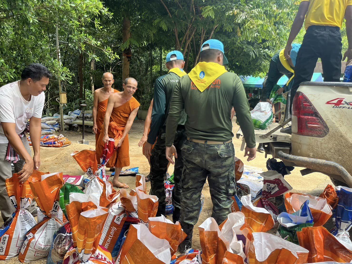 สำนักงานประมงจังหวัดสตูลเข้าร่วมกิจกรรมจิตอาสาพัฒนาสร้างฝายน้ำล้น