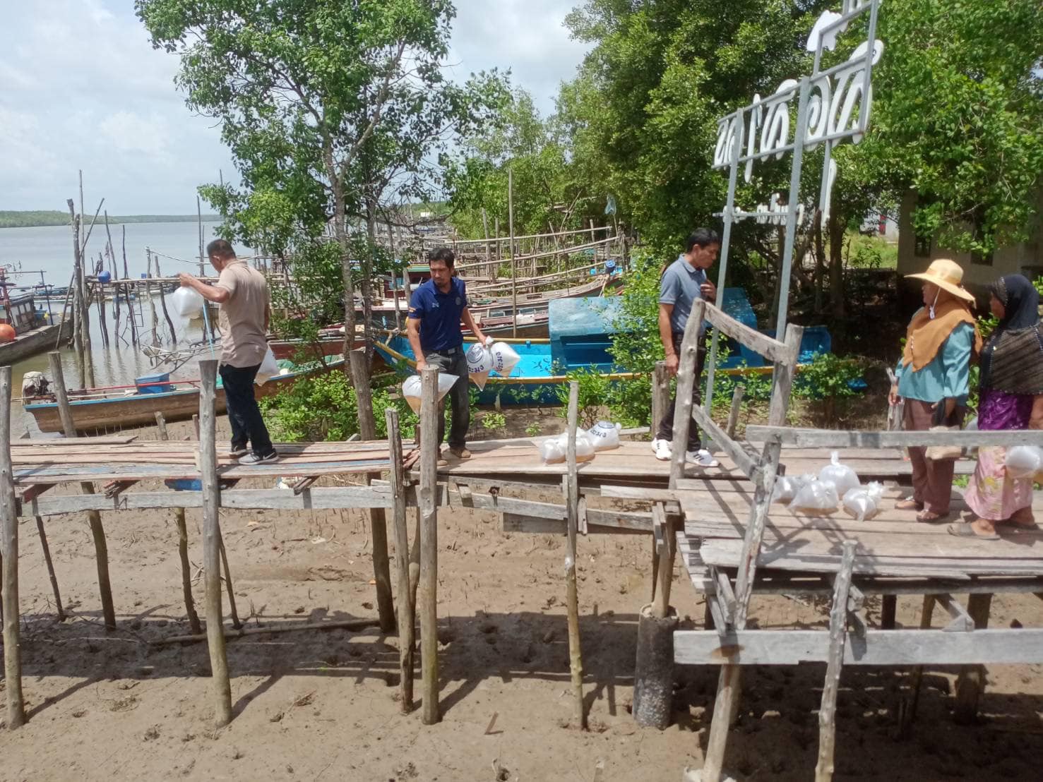 สำนักงานประมงจังหวัดสตูลเข้าร่วมกิจกรรมปล่อยพันธุ์สัตว์น้ำ ณ บริเวณคลองบาราเกต..คลิก