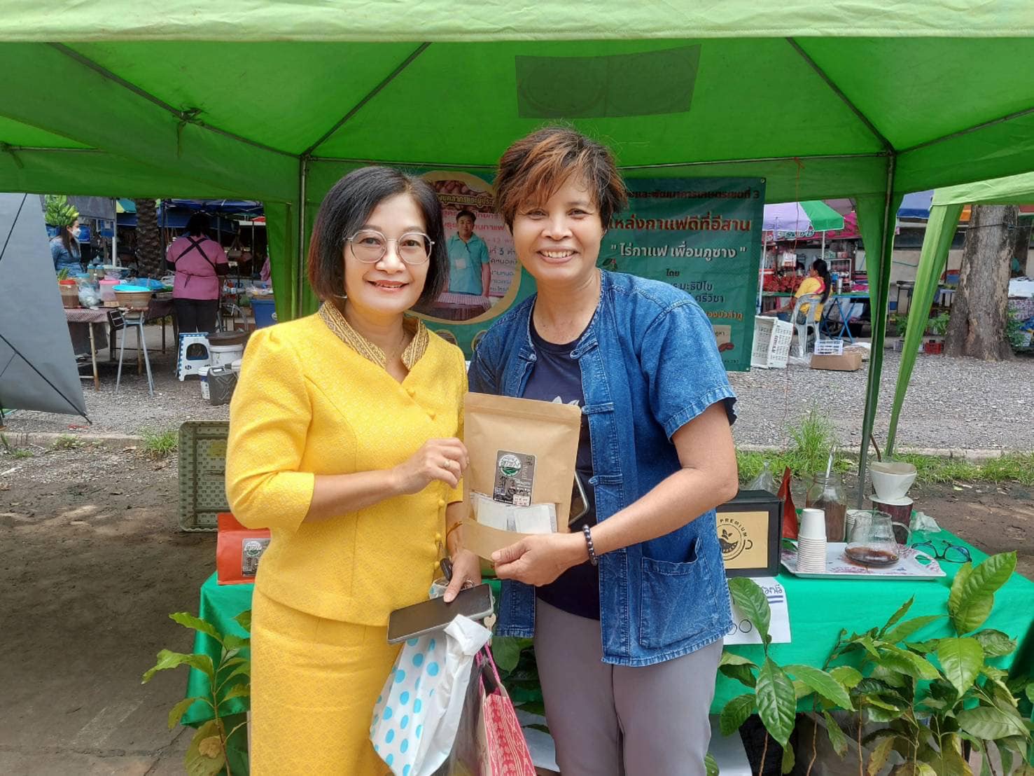 วันที่ 27 กรกฎาคม พ.ศ. 2566  ประมงจังหวัดหนองบัวลำภู มอบหมายนางถนอมขวัญ  นอศรี หัวหน้ากลุ่มบริหารและยุทธศาสตร์ ร่วมเป็นเกียรติงานแสดงสินค้าเกษตรและของดี @หนองบัวลำภู ณ ลานจอดรถข้างหอประชุมอนาลโย ศาลากลางจังหวัดหนองบัวลำภู โดยนายสุวิทย์  จันทรหวร ผู้ว่าราชการจังหวัดหนองบัวลำภู ให้เกียรติเป็นประธาน..คลิก