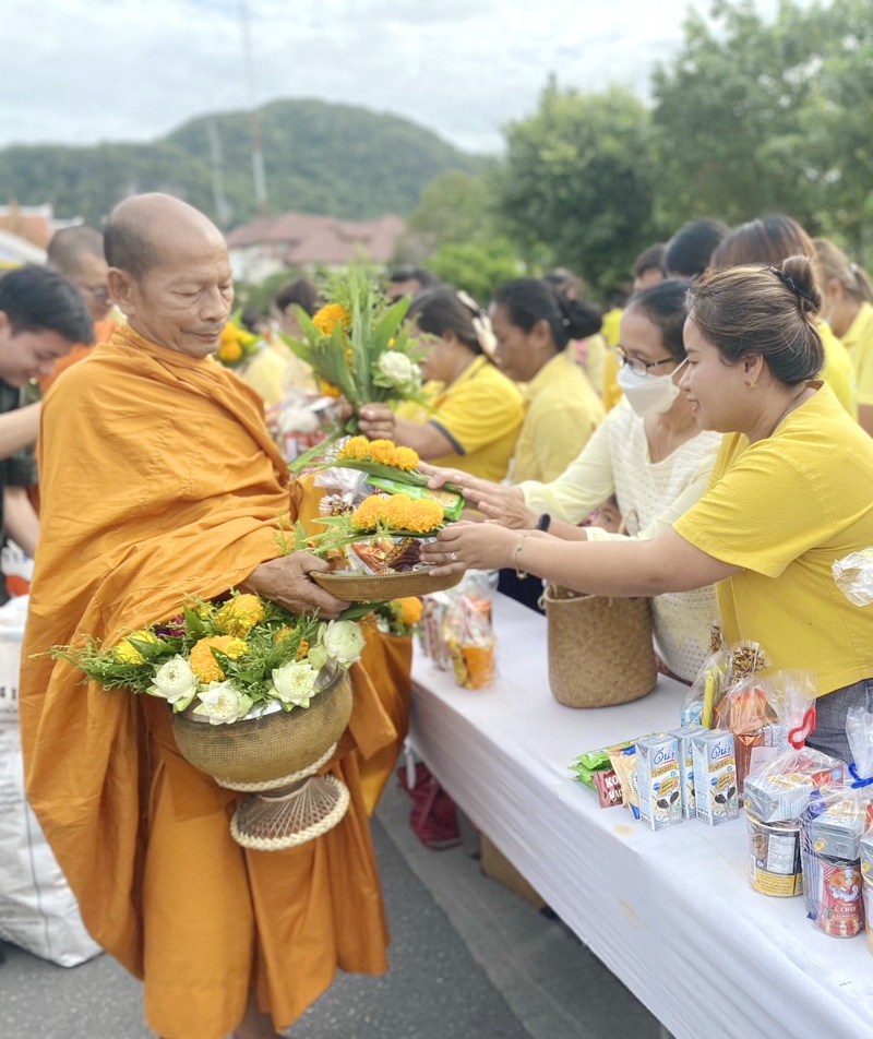 ร่วมพิธีทำบุญตักบาตร เนื่องในวันเฉลิมพระชนมพรรษา..คลิก