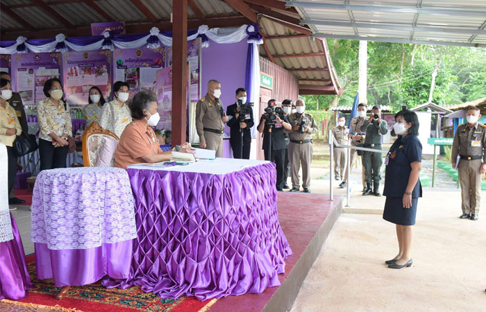 สมเด็จพระกนิษฐาธิราชเจ้า กรมสมเด็จพระเทพรัตนราชสุดา ฯ สยามบรมราชกุมารี ทรงติดตามผลการดำเนินงานของโรงเรียนตำรวจตระเวนชายแดนในพื้นที่จังหวัดตราด..คลิก