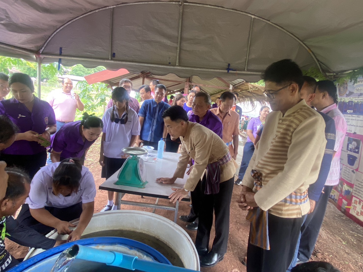 วันที่ 3 สิงหาคม พ.ศ. 2566  สำนักงานประมงจังหวัดหนองบัวลำภู ร่วมต้อนรับ นายสุวิทย์ จันทร์หวร ผู้ว่าราชการจังหวัดหนองบัวลำภู ในโอกาสติดตามตรวจเยี่ยมการเพาะพันธุ์ปลาด้วยชุดเพาะพันธุ์ปลาเคลื่อนที่ Mobile Hatchery ซึ่งได้รับการสนับสนุนจากสำนักงานประมงจังหวัดหนองบัวลำภู ในการจัดวิทยากรอบรมให้ความรู้เกี่ยวกับวิธีการเพาะพันธุ์ปลาโดยใช้ชุดเพาะพันธุ์ปลาเคลื่อนที่ พร้อมทั้งมอบวัสดุอุปกรณ์ ชุดเพาะพันธุ์ปลาเคลื่อนที่ และมอบพันธุ์ปลาตะเพียนขาวที่ได้จากการเพาะพันธุ์ปลาโดยชุดเพาะพันธุ์ปลาให้กับชุมชน และตรวจเยี่ยมกลุ่มเกษตรกรเพาะพันธุ์ปลาโดยชุดเพาะพันธุ์ปลาเคลื่อนที่ (โครงการฯ ปี 2565)