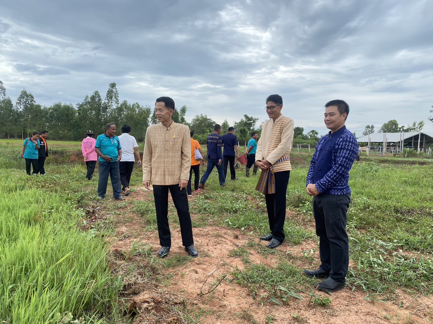 วันที่ 3 สิงหาคม พ.ศ. 2566  สำนักงานประมงจังหวัดหนองบัวลำภู ร่วมต้อนรับ นายสุวิทย์ จันทร์หวร ผู้ว่าราชการจังหวัดหนองบัวลำภู ในโอกาสติดตามตรวจเยี่ยมการเพาะพันธุ์ปลาด้วยชุดเพาะพันธุ์ปลาเคลื่อนที่ Mobile Hatchery ซึ่งได้รับการสนับสนุนจากสำนักงานประมงจังหวัดหนองบัวลำภู ในการจัดวิทยากรอบรมให้ความรู้เกี่ยวกับวิธีการเพาะพันธุ์ปลาโดยใช้ชุดเพาะพันธุ์ปลาเคลื่อนที่ พร้อมทั้งมอบวัสดุอุปกรณ์ ชุดเพาะพันธุ์ปลาเคลื่อนที่ และมอบพันธุ์ปลาตะเพียนขาวที่ได้จากการเพาะพันธุ์ปลาโดยชุดเพาะพันธุ์ปลาให้กับชุมชน และตรวจเยี่ยมกลุ่มเกษตรกรเพาะพันธุ์ปลาโดยชุดเพาะพันธุ์ปลาเคลื่อนที่ (โครงการฯ ปี 2565)..คลิก