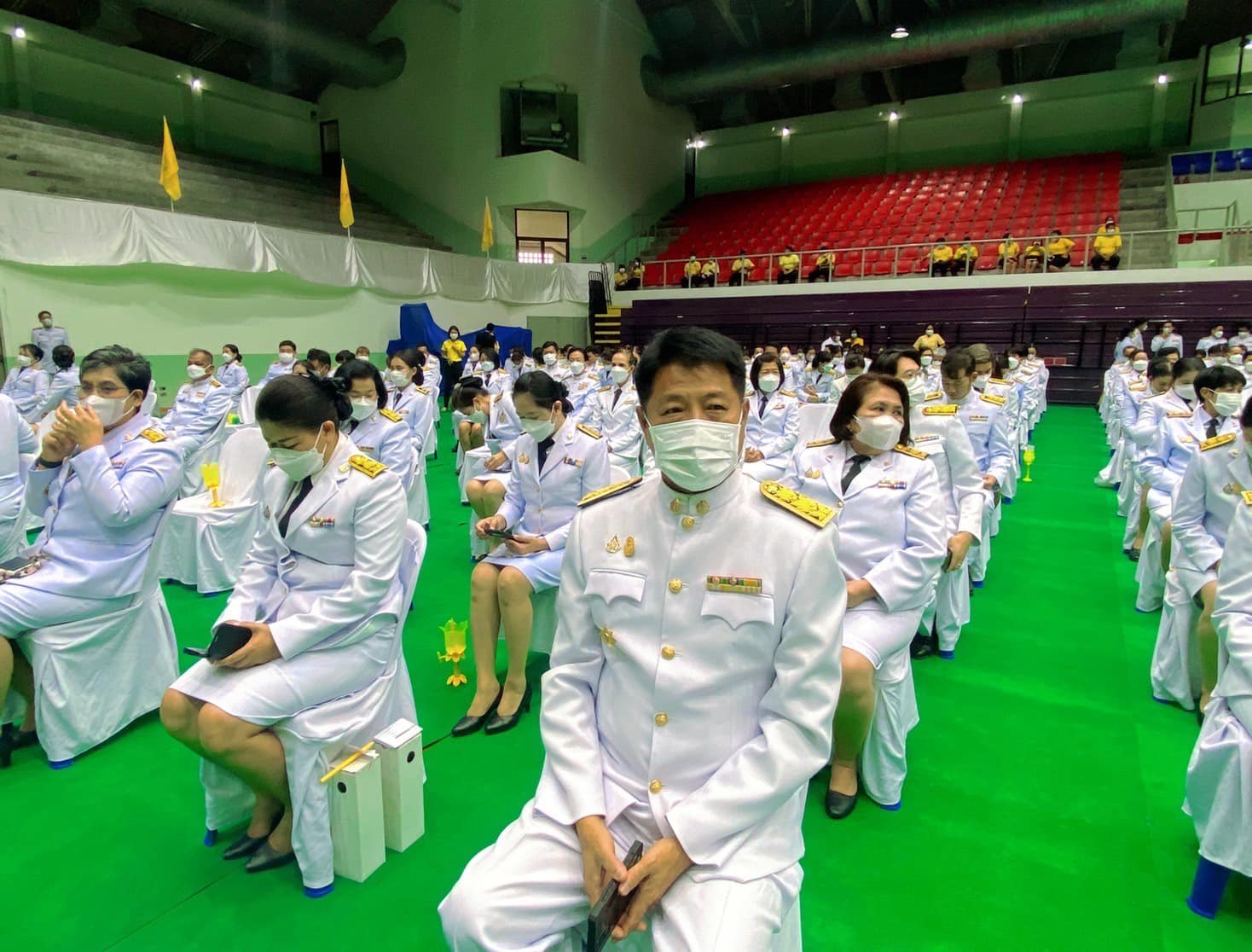 เข้าร่วมพิธีถวายเครื่องราชสักการะและวางพานพุ่ม และพิธีจุดเทียนถวายพระพรชัยมงคล