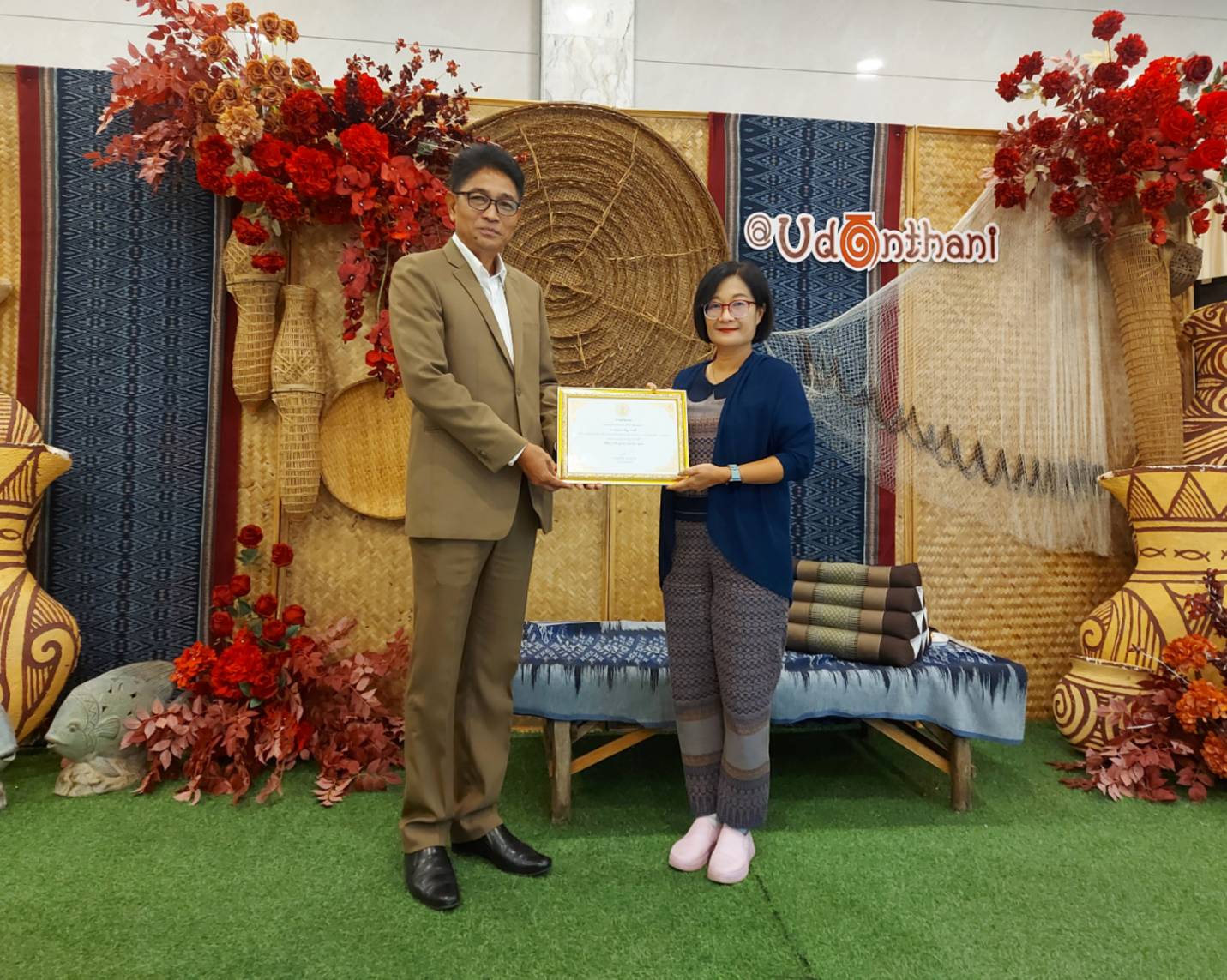 วันที่ ๔ สิงหาคม ๒๕๖๖  นายบุญหลาย กุลนารัตน์ ประมงจังหวัดหนองบัวลำภู มอบเกียรติบัตรให้ นางถนอมขวัญ นอศรี หัวหน้ากลุ่มบริหารและยุทธศาสตร์ และ นายวิทยา ประเสริฐสังข์ ประมงอำเภอโนนสัง ผู้ผ่านการคัดเลือกเป็นข้าราชการพลเรือนดีเด่นระดับหน่วยงาน ประจำปีพุทธศักราช ๒๕๖๕