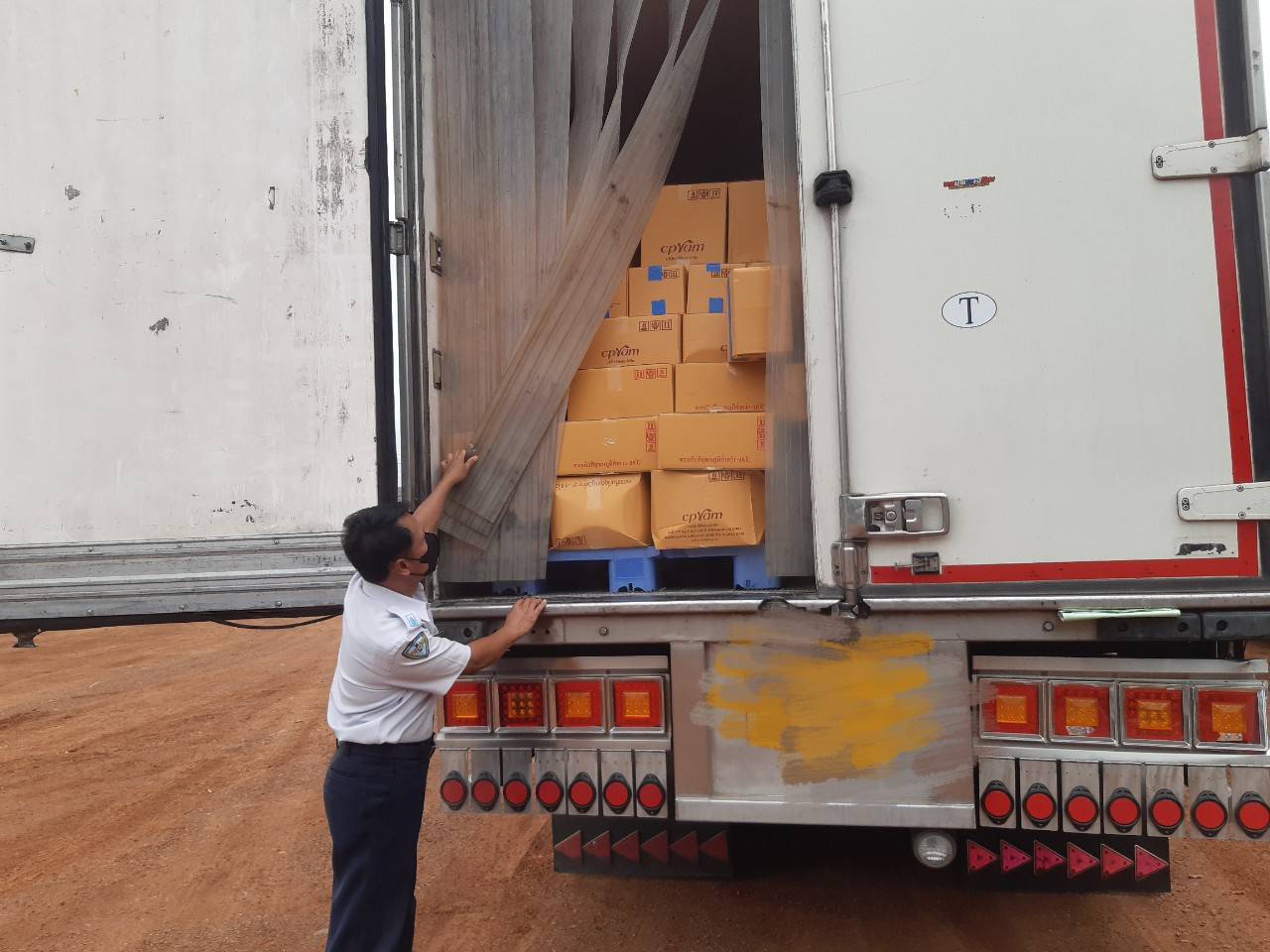 ตรวจสินค้าประมงที่นำเข้า ส่งออก ทางจุดผ่านแดนถาวรบ้านเขาดิน..คลิก