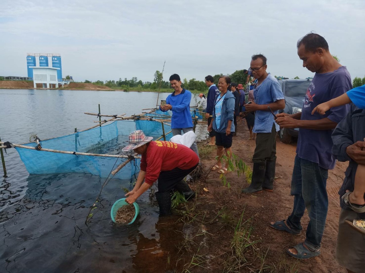 ร่วมปล่อยพันธุ์กุ้งก้ามกราม ขนาดไม่น้อยกว่า ๓ เซนติเมตร  ลงสู่แหล่งน้ำ ตามโครงการเพิ่มผลผลิตสัตว์น้ำเศรษฐกิจที่มีมูลค่าสูงเพื่อสร้างรายได้ ภายใต้โครงการบริหารจัดการทรัพยากรประมง..คลิก