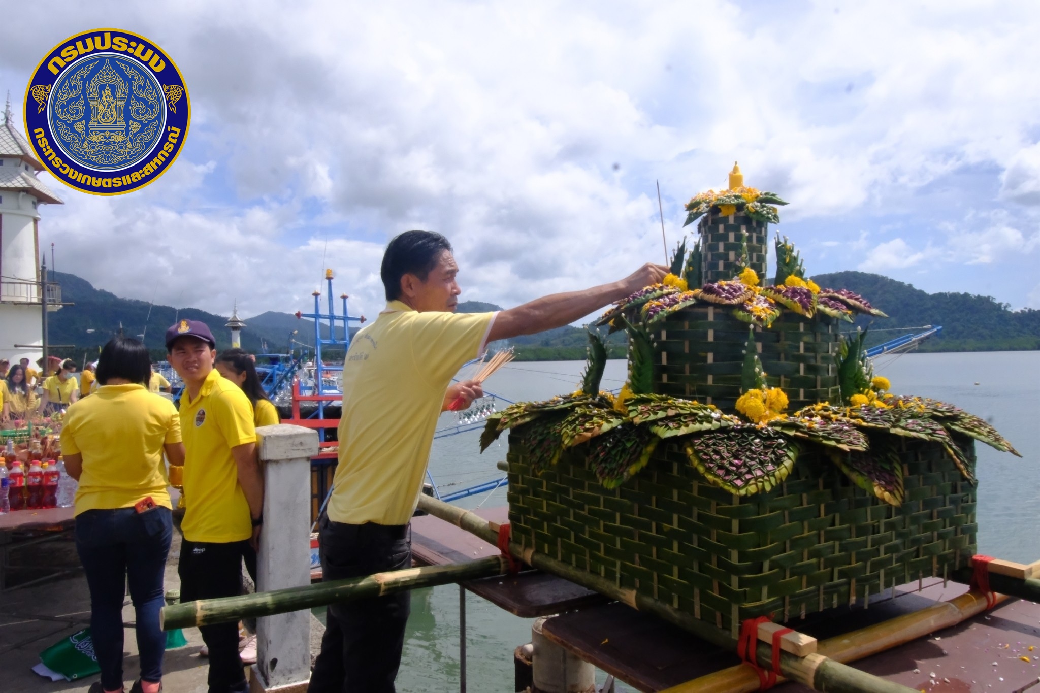 ศูนย์วิจัยและพัฒนาการเพาะเลี้ยงสัตว์น้ำชายฝั่งตราด ได้ดำเนินงานโครงการผลิตสัตว์น้ำชายฝั่งทะเลหายากและเสี่ยงต่อการสูญพันธุ์ เพื่อปล่อยลูกพันธุ์คืนสู่ธรรมชาติ ภายใต้โครงการอนุรักษ์พันธุกรรมพืชอันเนื่องมาจากพระราชดำริฯ (อพ.สธ. – กรมประมง)..คลิก