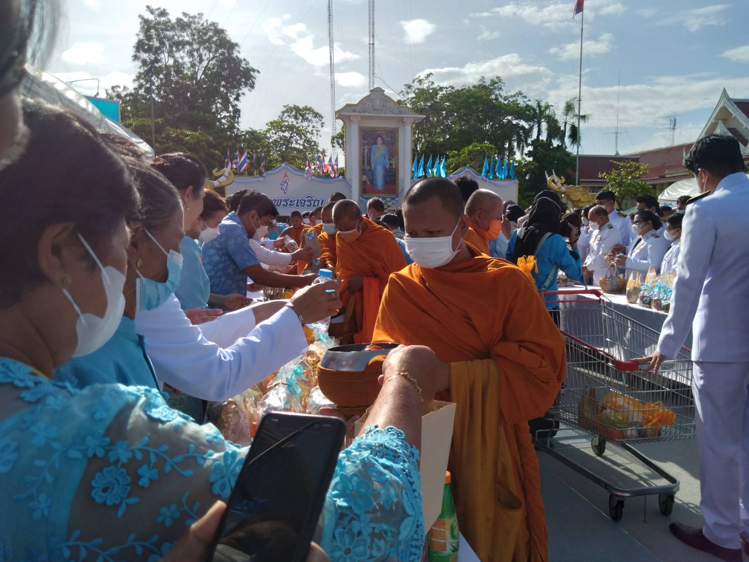 เข้าร่วมพิธีทำบุญตักบาตรถวายพระราชกุศลและพิธีทางศศาสนามหามงคล ๓ ศาสนา ในกิจกรรมเฉลิมพระเกียรติสมเด็จพระนางเจ้าสิริกิติ์ พระบรมราชินีนาถ พระบรมราชนนีพันปีหลวง..คลิก