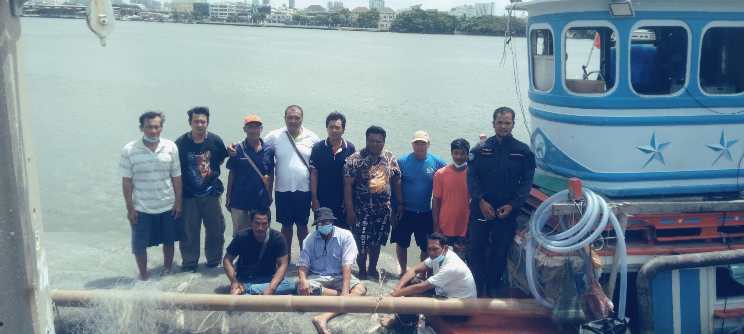 จับกุมเรือประมง เครื่องมือประมงประเภท อวนติดตา..คลิก