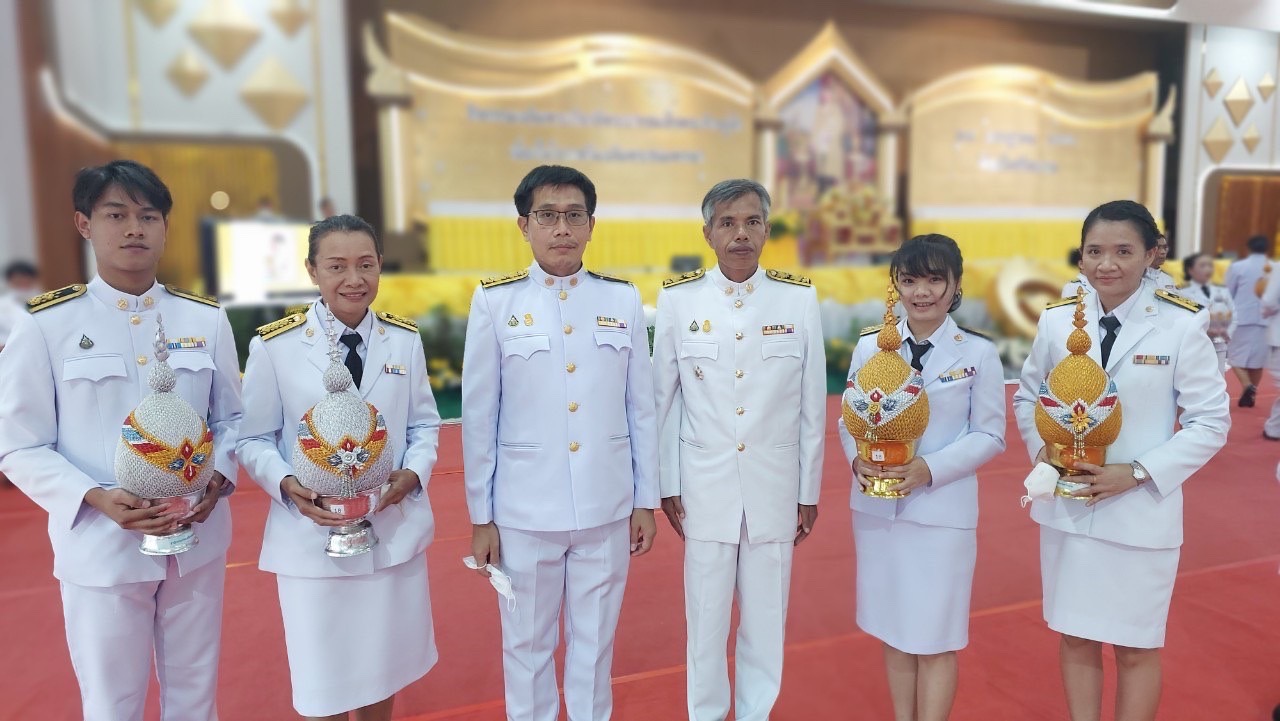 เข้าร่วมพิธีถวายเครื่องราชสักการะและวางพานพุ่ม และพิธีจุดเทียนถวายพระพรชัยมงคล..คลิก