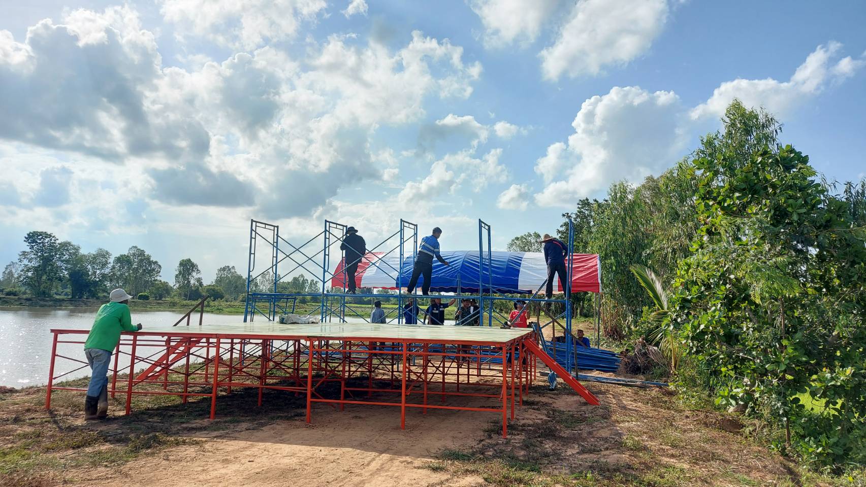 เตรียมงานจัดสถานที่ในการจัดพิธีปล่อยพันธุ์สัตว์น้ำ..คลิก