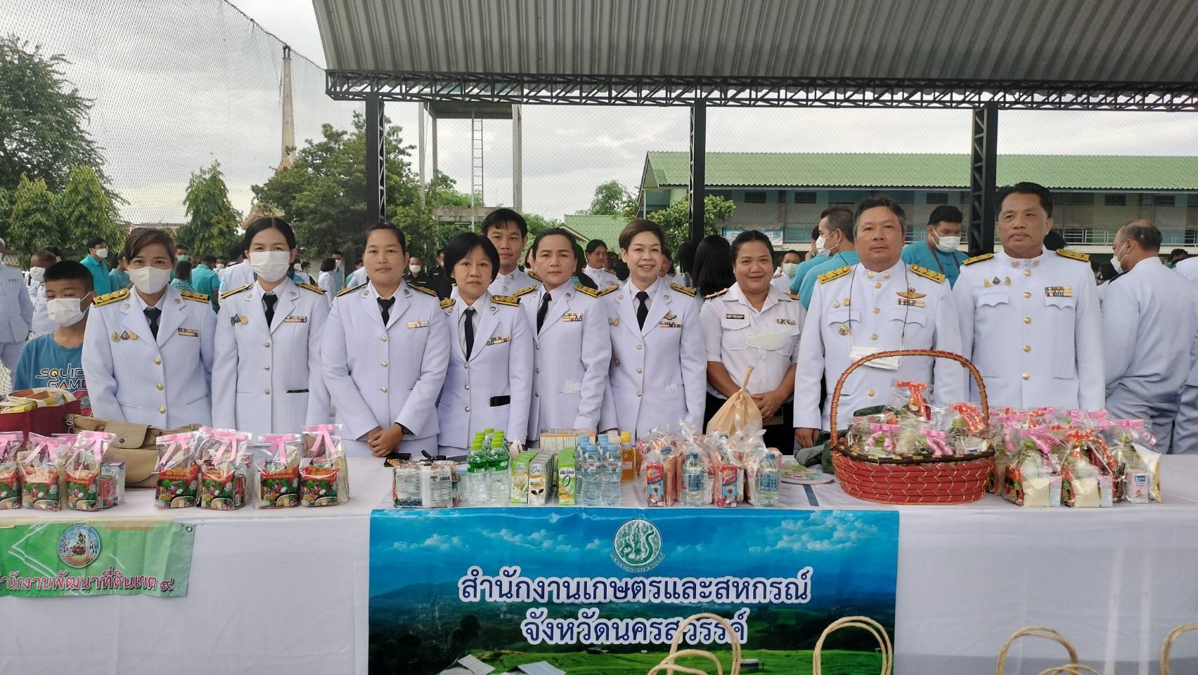 เข้าร่วมพิธีทำบุญตักบาตรถวายพระราชกุศล สมเด็จพระนางเจ้าสิริกิติ์ พระบรมราชินีนาถ พระบรมราชชนนีพันปีหลวง..คลิก