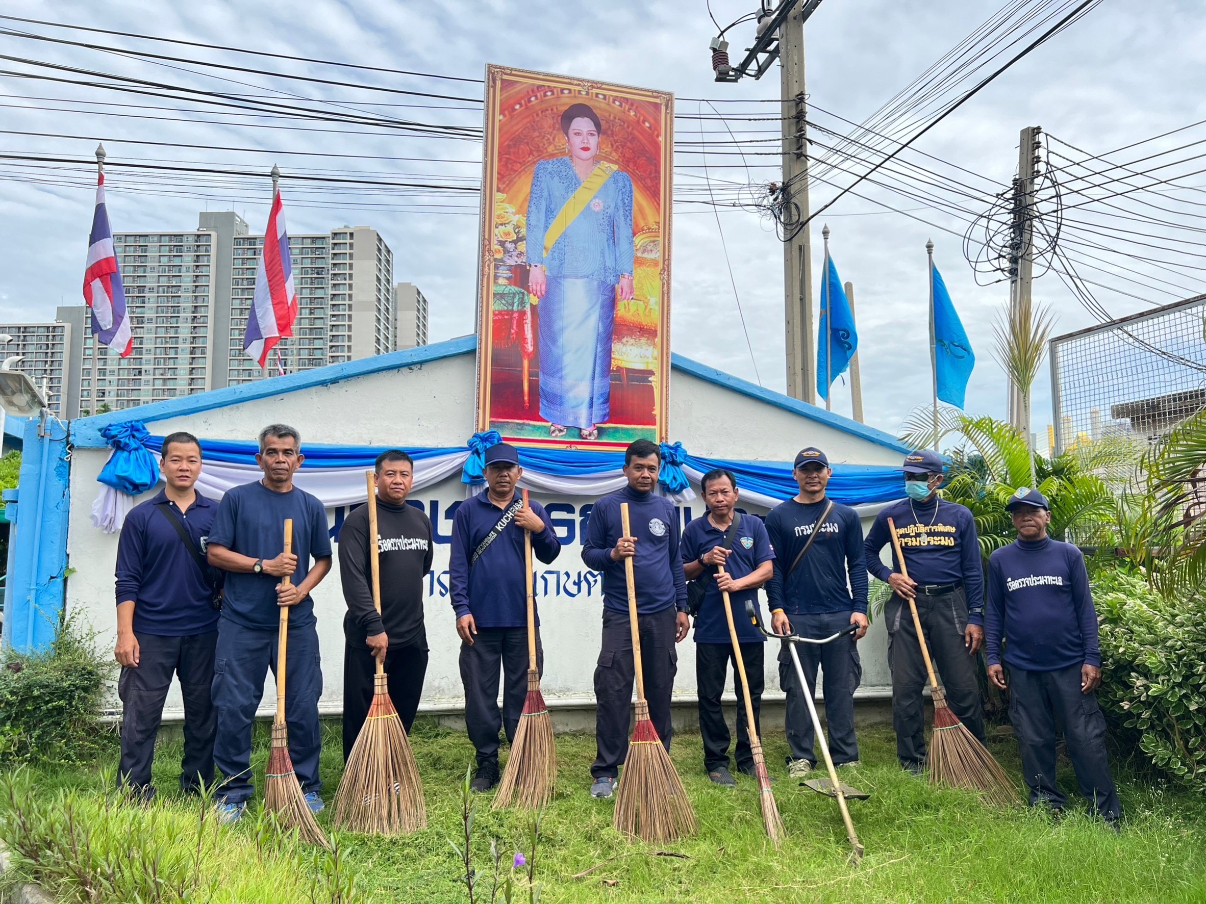ดำเนินการปรับปรุงภูมิทัศน์บริเวณพื้นที่ศูนย์ฯ..คลิก