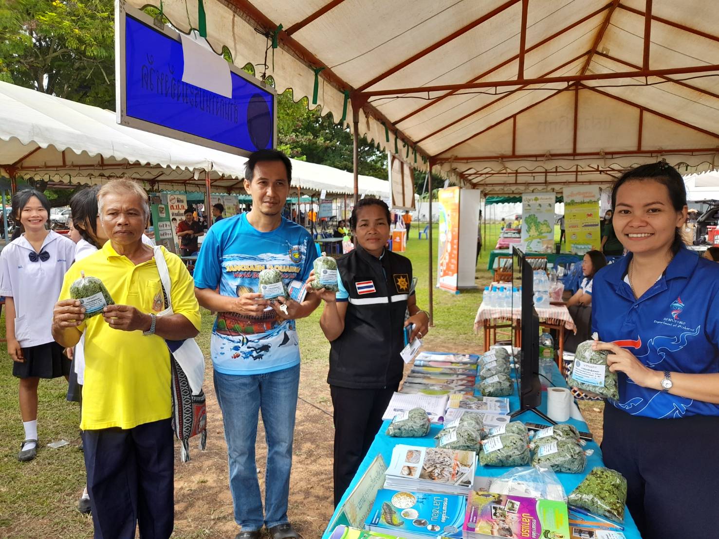 วันที่ 24 สิงหาคม พ.ศ. 2566  นายบุญหลาย กุลนารัตน์ ประมงจังหวัดหนองบัวลำภู พร้อมด้วยนายสมจิตร์ พงษ์ภุมมา หัวหน้ากลุ่มบริหารจัดการด้านประมง นางสาวมลฤดี ลิ้มสุวรรณ ประมงอำเภอศรีบุญเรือง และเจ้าหน้าที่สำนักงานประมงจังหวัดหนองบัวลำภู ออกหน่วยบริการร่วมกับหน่วยแพทย์เคลื่อนที่ พอ.สว. ตามโครงการ “หน่วยบำบัดทุกข์ บำรุงสุข สร้างรอยยิ้มให้แก่ประชาชน