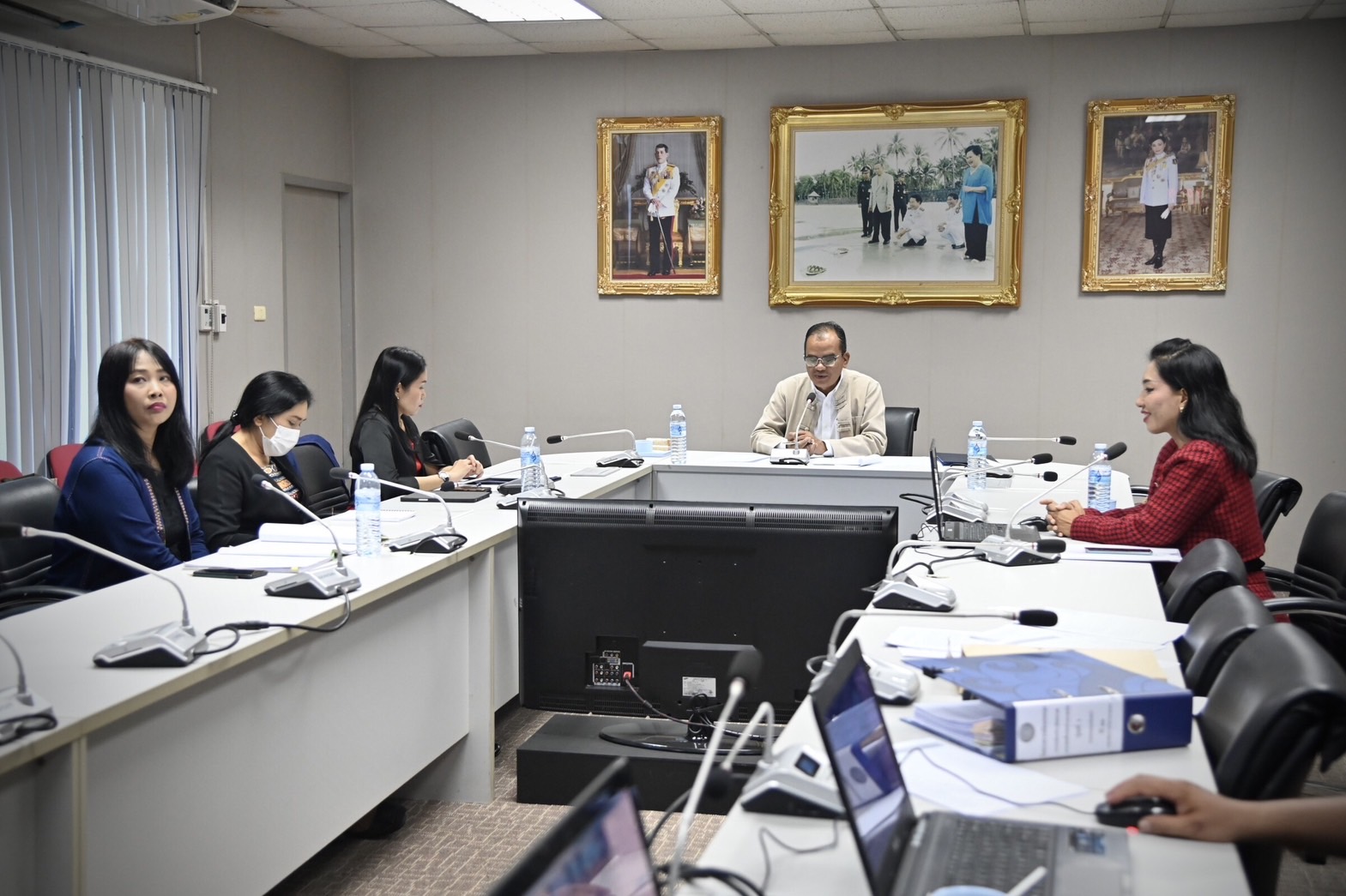พิธีเปิดการฝึกอบรมหลักสูตร การเพิ่มประสิทธิภาพการจัดซื้อจัดจ้างภาครัฐ ตามพระราชบัญญัติการจัดซื้อจัดจ้างและการบริหารพัสดุภาครัฐ พ.ศ. 2560 สำหรับผู้ปฏิบัติงาน รุ่นที่ 1 (ในรูปแบบออนไลน์)..คลิก