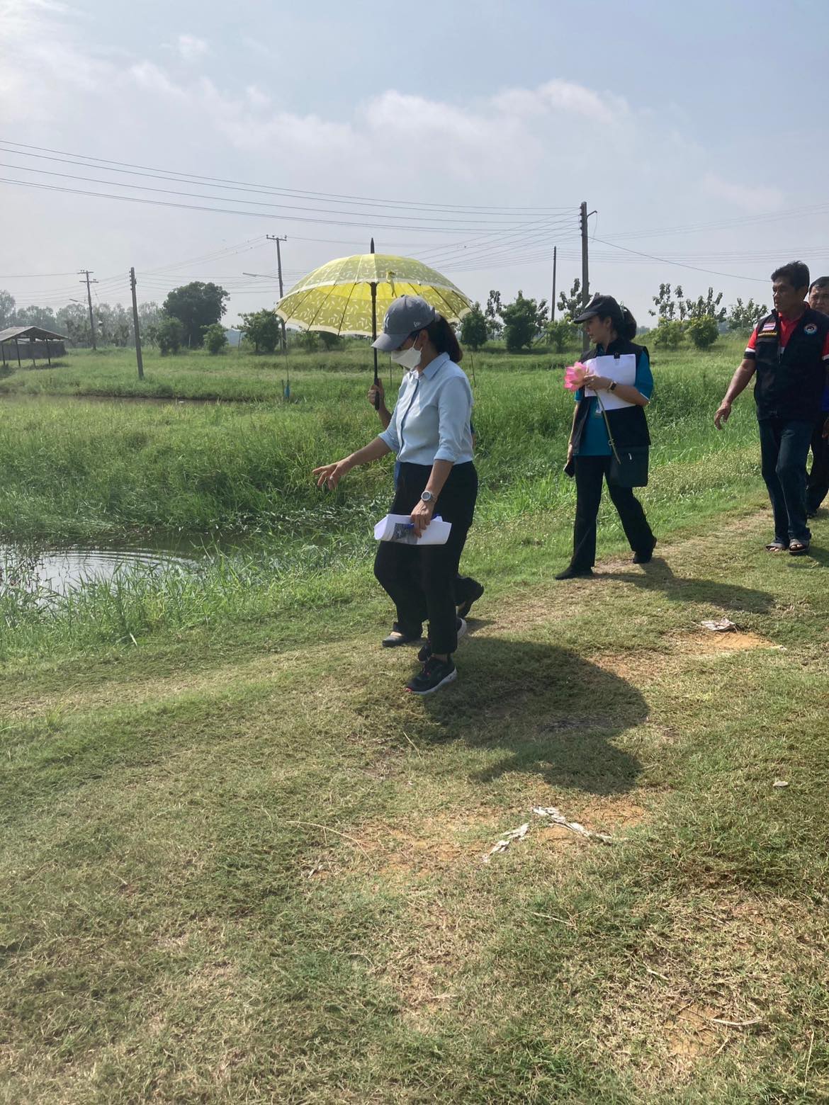 ที่ดินจังหวัดอ่างทองลงสำรวจพื้นที่ศูนย์ฯ อ่างทอง เรื่องขออนุญาตใช้ประโยชน์ในที่ดินสาธารณประโยชน์ “หนองลาดใหญ่” ตามมาตรา 9 แห่งประมวลกฎหมายที่ดิน..คลิก