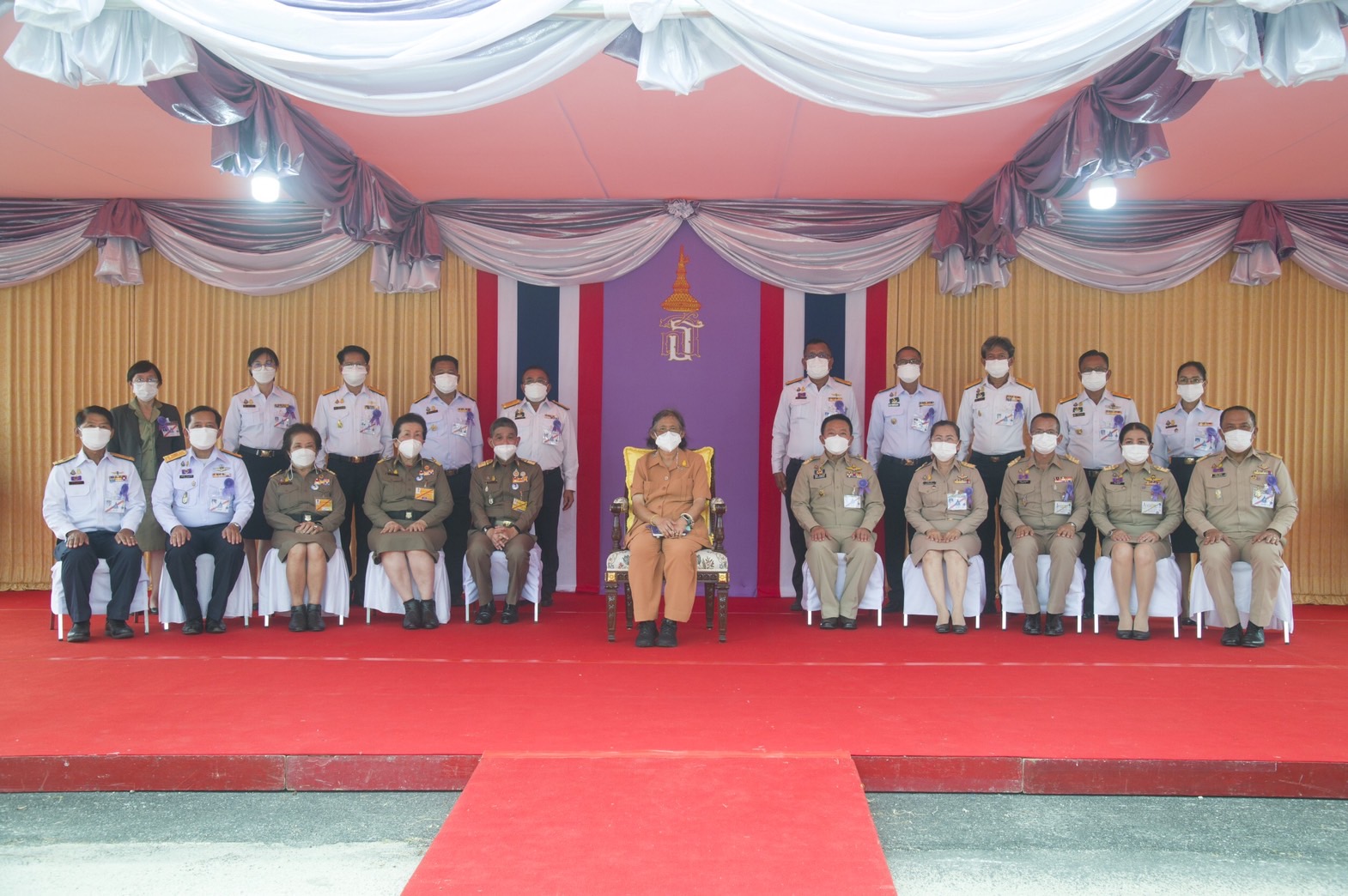 สมเด็จพระกนิษฐาธิราชเจ้า กรมสมเด็จพระเทพรัตนราชสุดา ฯ สยามบรมราชกุมารี เสด็จพระราชดำเนินเป็นการส่วนพระองค์ไปทอดพระเนตรการดำเนินงานโครงการฟาร์มทะเลตัวอย่างในพระราชดำริ สมเด็จพระนางเจ้าสิริกิติ์ พระบรมราชินีนาถ พระบรมราชชนนีพันปีหลวง..คลิก