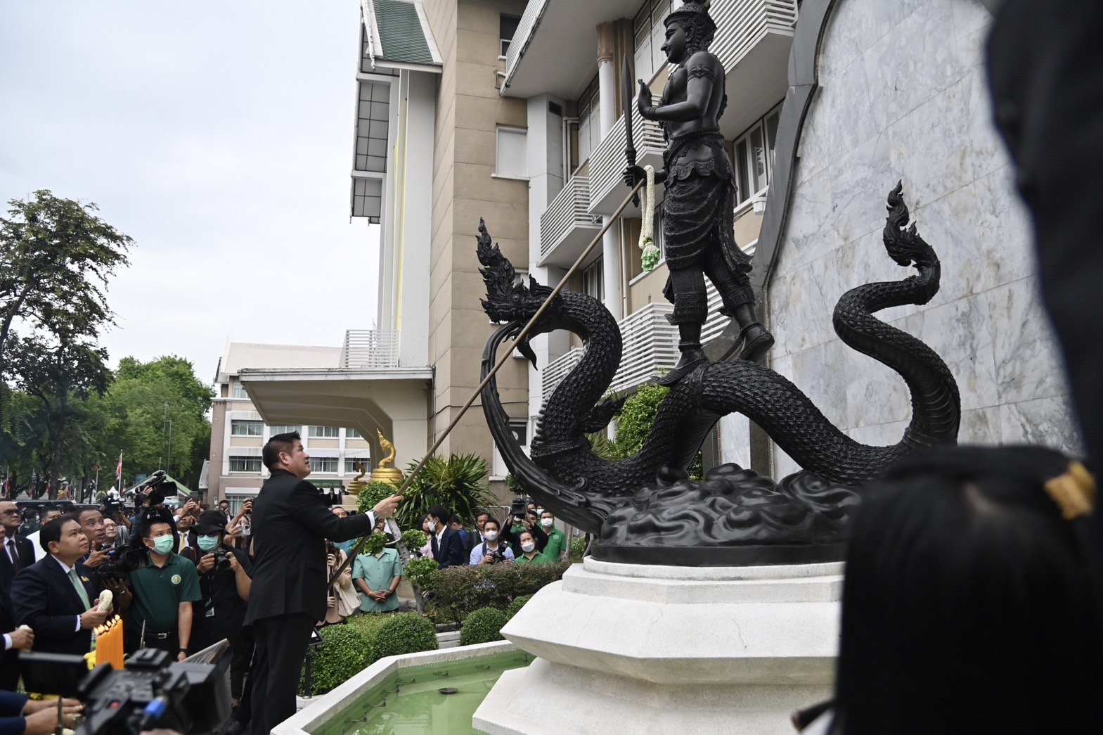 รัฐมนตรีว่าการกระทรวงเกษตรและสหกรณ์ และรัฐมนตรีช่วยว่าการกระทรวงเกษตรและสหกรณ์ เดินทางเข้าสักการะสิ่งศักดิ์สิทธิ์ประจำกระทรวงเกษตรและสหกรณ์..คลิก