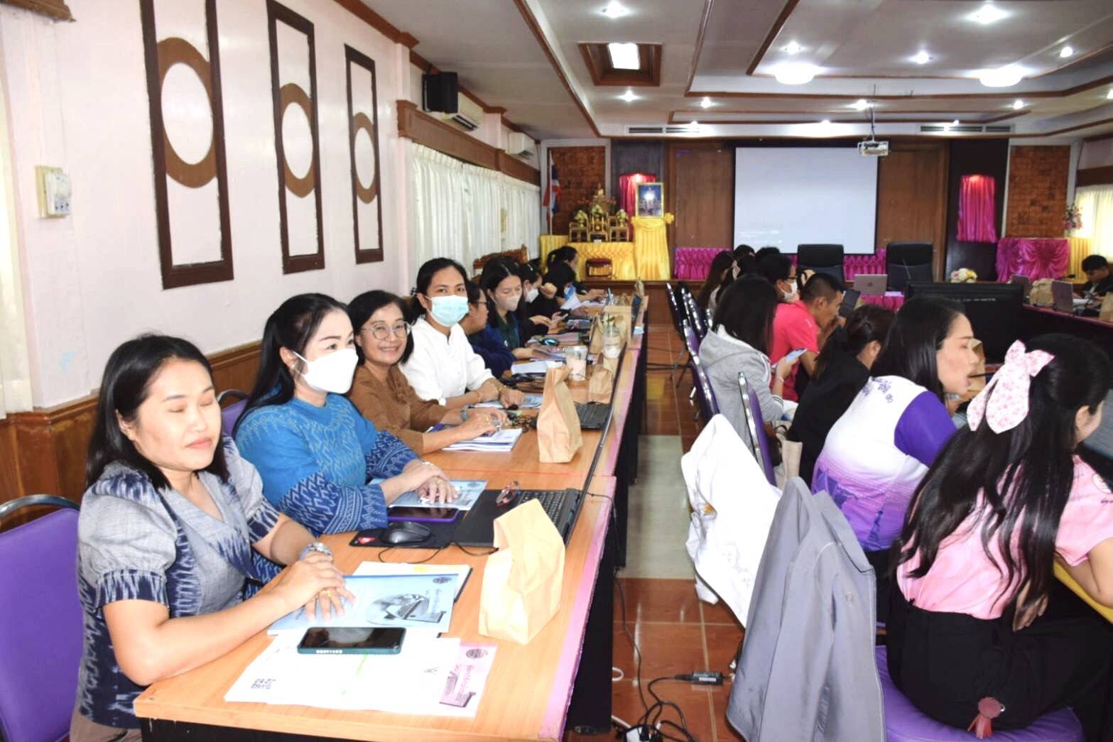 นางถนอมขวัญ  นอศรี หัวหน้ากลุ่มบริหารและยุทธศาสตร์ร่วมโครงการฝึกอบรมการปฏิบัติงานโปรแกรมนำเสนอและการติดตามผลการเร่งรัดเบิกจ่ายเงินงบประมาณของจังหวัดหนองบัวลำภู..คลิก