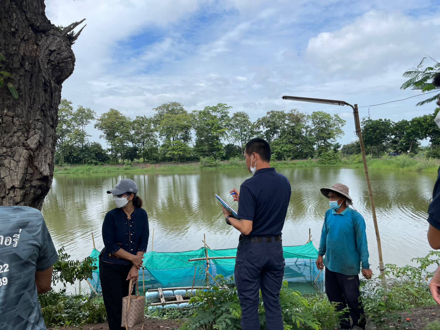 ร่วมติดตามการดำเนินงานโครงการส่งเสริมอาชีพประมง และโครงการธนาคารผลผลิตสัตว์แบบมีส่วนร่วมแหล่งน้ำบ่อหลวงบึงอ้อ อำเภอเมืองอ่างทอง จังหวัดอ่างทอง..คลิก