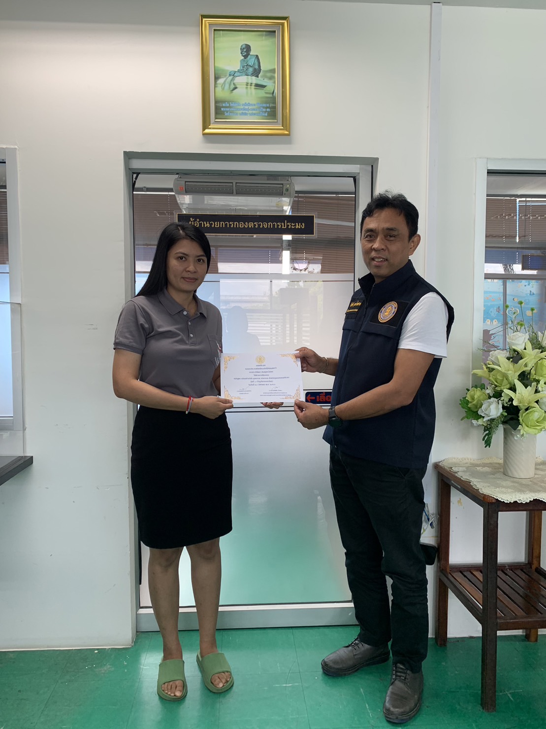 ผู้อำนวยการตรวจการประมง มอบประกาศนียบัตรให้กับ นางสาวปนัดดา  สินสมุทรโสภณ เจ้าพนักงานประมงปฏิบัติงาน..คลิก
