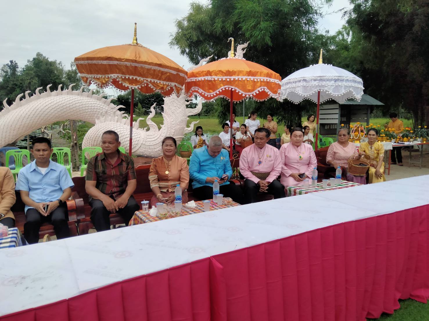 เข้าร่วมกิจกรรมนุ่งผ้าไทยใส่บาตรและกิจกรรมปล่อยพันธุ์สัตว์น้ำ..คลิก