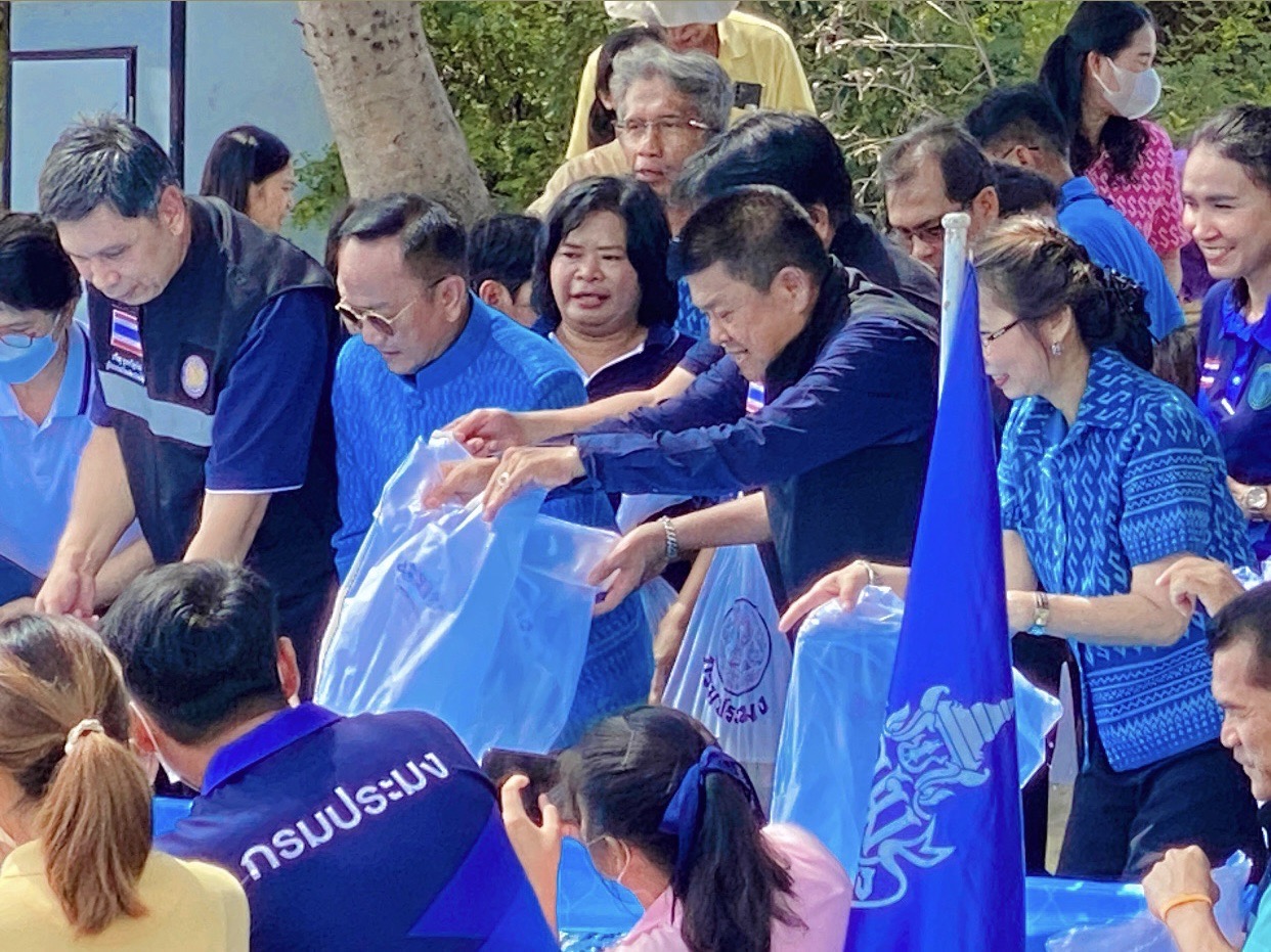 กิจกรรมอื่น ๆ : นายรวีร์ ฤทธิชัย ผู้อำนวยการศูนย์ป้องกันและปราบปรามประมงน้ำจืดพระนครศรีอยุธยา พร้อมด้วยนางภคพร อัยรัตน์ เจ้าพนักงานประมงปฏิบัติงาน นำเจ้าหน้าที่รวม 5 นาย เข้าร่วมกิจกรรมกับสำนักงานประมงจังหวัดพระนครศรีอยุธยา ศูนย์วิจัยและเพาะเลี้ยงสัตว์น้ำพระนครศรีอยุธยา จัดพิธีปล่อยพันธุ์สัตว์น้ำ จำนวน 200,000 ตัว เนื่องในวันประมงแห่งชาติ ประจำปี 2566 ณ บริเวณท่าน้ำ (แม่น้ำเจ้าพระยา) วัดบ้านโพธิ์ อำเภอบางปะอิน จังหวัดพระนครศรีอยุธยา..คลิก