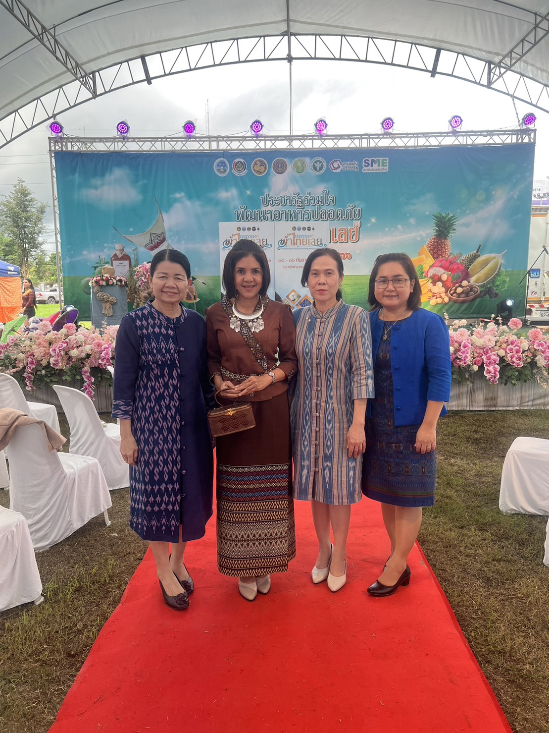 นายสุนิติ จิรวงศ์สวัสดิ์ ประมงจังหวัดเลย มอบหมายให้นางกัตติกา ตูวิเชียร หัวหน้ากลุ่มบริหารจัดการด้านการประมง ร่วมเป็นเกียรติในพิธีเปิดงาน  