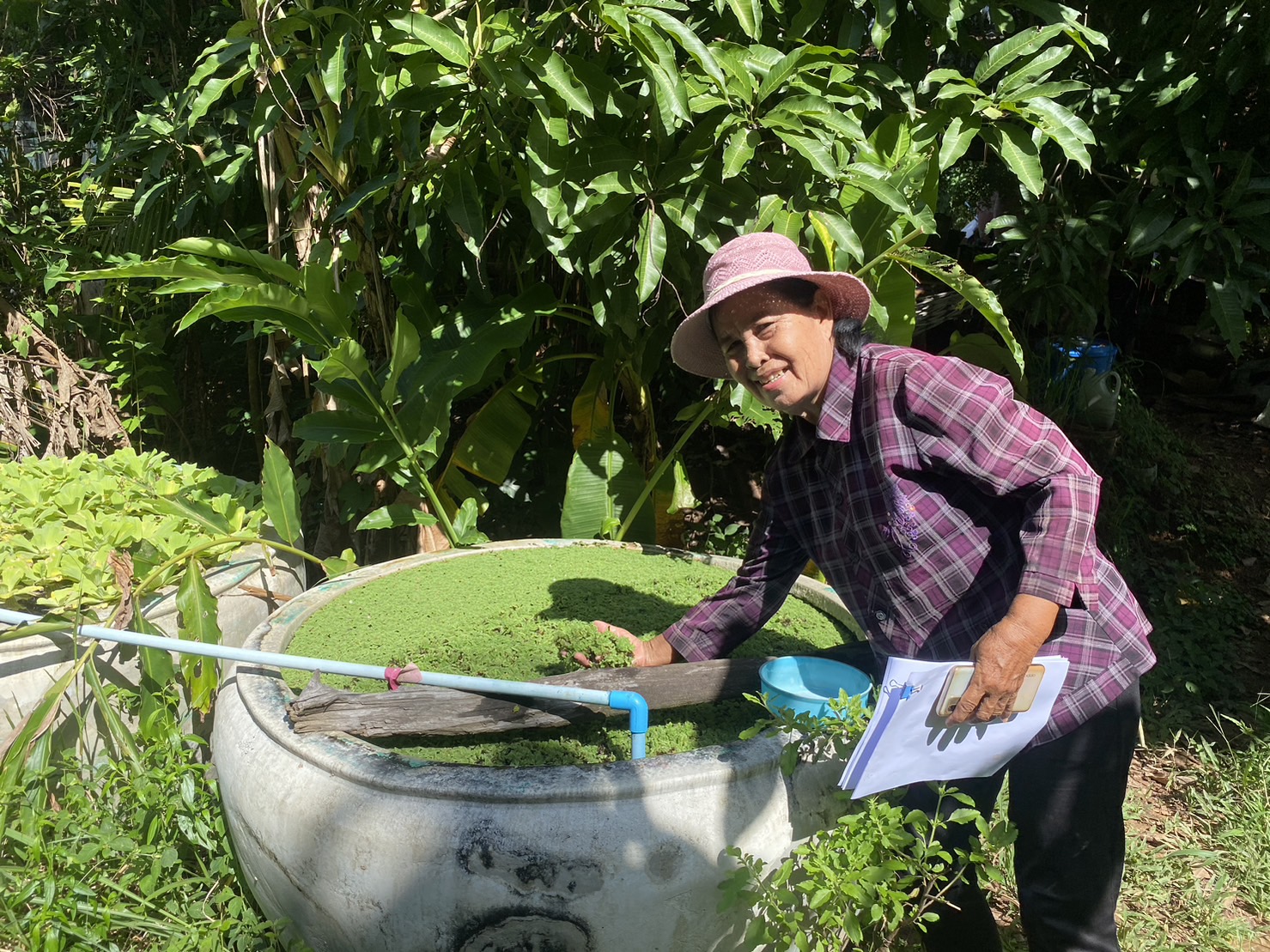 นายสมภาร วังคีรี ประมงอำเภอเมืองหนองบัวลำภู พร้อมด้วยนายไพศาล ศรีคูณ นักวิชาการประมง ปฏิบัติงานติดตามและถอดบทเรียนศูนย์ฯ ศพก.เครือข่ายด้านการประมง ประจำอำเภอเมืองหนองบัวลำภู (นางเดือนฉาย ทูลแก้ว) ที่ได้รับคัดเลือกในการพัฒนาและยกระดับให้เป็นต้นแบบในจังหวัดหนองบัวลำภู..คลิก