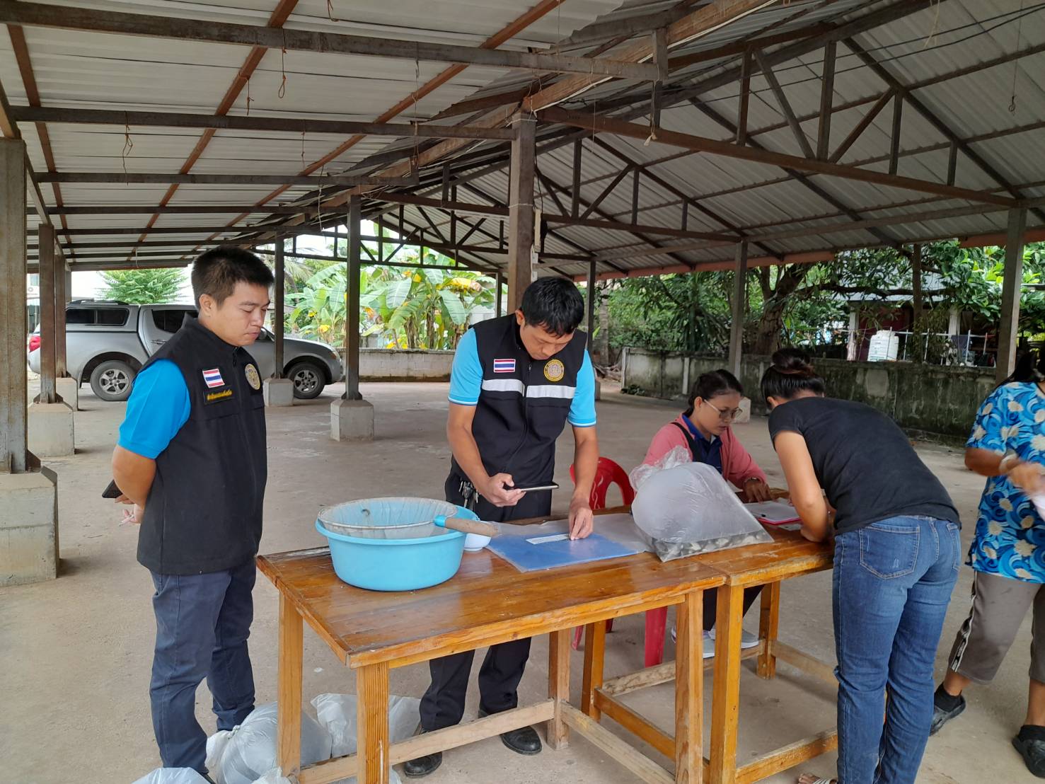 นายบุญหลาย กุลนารัตน์ ประมงจังหวัดหนองบัวลำภู มอบหมายให้นายสมภาร วังคีรี ประมงอำเภอเมืองหนองบัวลำภู นายธีระศักดิ์ ศรีร่องหอย นักวิชาการประมงปฏิบัติการ นางสาวภาพิมล เรืองศิริ เจ้าพนักงานธุรการปฎิบัติงาน สำนักงานประมงจังหวัดหนองบัวลำภู พร้อมด้วย นางสาวมลฤดี ลิ้มสุวรรณ ประมงอำเภอศรีบุญเรือง ดำเนินการมอบปัจจัยการผลิตแก่เกษตรกร จำนวน 40 ราย..คลิก