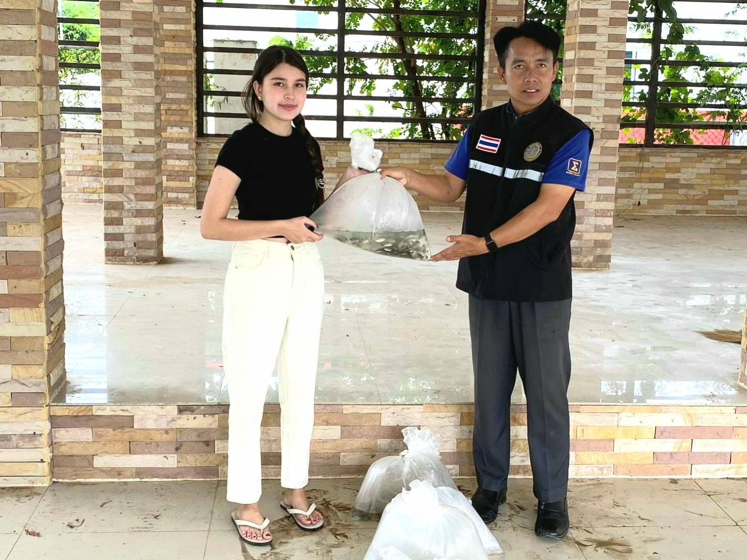 นายบุญหลาย กุลนารัตน์ ประมงจังหวัดหนองบัวลำภู มอบหมายให้นายวิทยา ประเสริฐสังข์ ประมงอำเภอโนนสัง ,นายไพศาล ศรีคูณ นักวิชาการประมงและเจ้าหน้าที่สำนักงานประมงจังหวัดหนองบัวลำภูมอบปัจจัยการผลิตลูกพันธุ์ปลาตะเพียน,นิล..คลิก