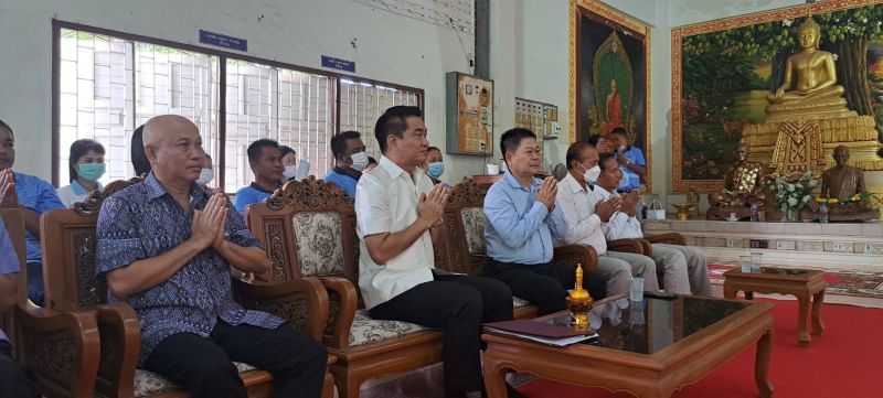 ประมงอำเภอพยุหะคีรี เข้าร่วมกิจกรรมทำบุญตักบาตรในวันพระ เพื่อเฉลิมพระเกียรติในงานฉลองพระชนมมายุ 8 รอบ..คลิก