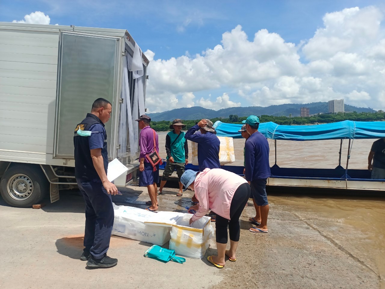 ตรวจสอบสินค้าประมงส่งออกไปยังสาธารณรัฐประชาธิปไตยประชาชนลาว และสินค้าผ่านแดนกระเพาะปลาจวดตากแห้ง จากต้นทางประเทศเอกวาดอร์นำผ่านไปยังสาธารณรัฐแห่งสหภาพเมียนมาร์ ผ่านทางด่านพรมแดนอำเภอเชียงแสน และด่านพรมแดนอำเภอเชียงของ..คลิก