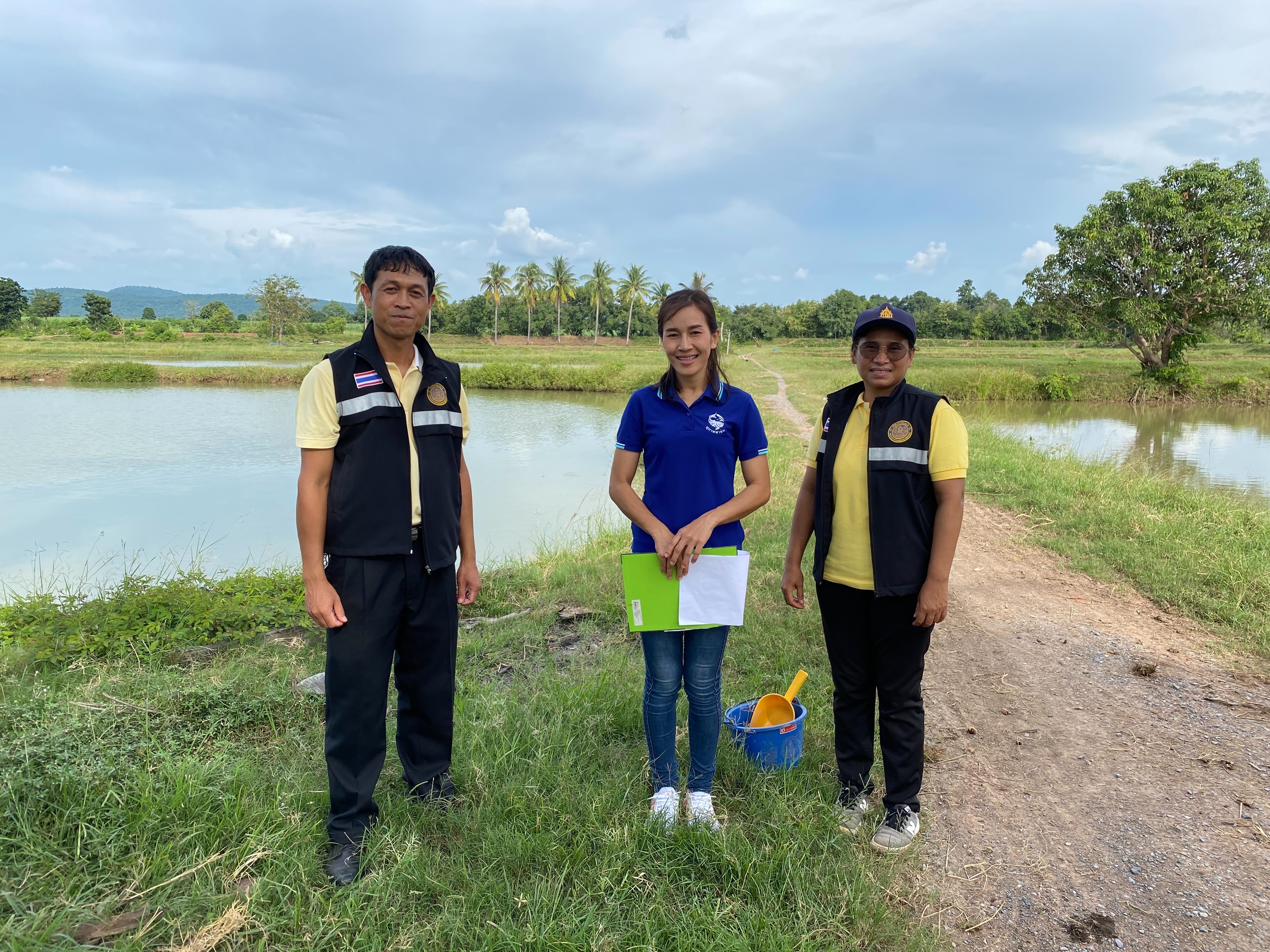 นางสาวมลฤดี ลิ้มสุวรรณ ประมงอำเภอศรีบุญเรือง พร้อมด้วยนายธีระศักดิ์ ศรีร่องหอย นักวิชาการประมงปฏิบัติการ และนายไพศาล ศรีคูณ นักวิชาการประมง ปฏิบัติงานติดตามและถอดบทเรียนศูนย์ฯ ศพก.เครือข่ายด้านการประมง ประจำอำเภอศรีบุญเรือง (นายสุภาพ แสงใส)..คลิก
