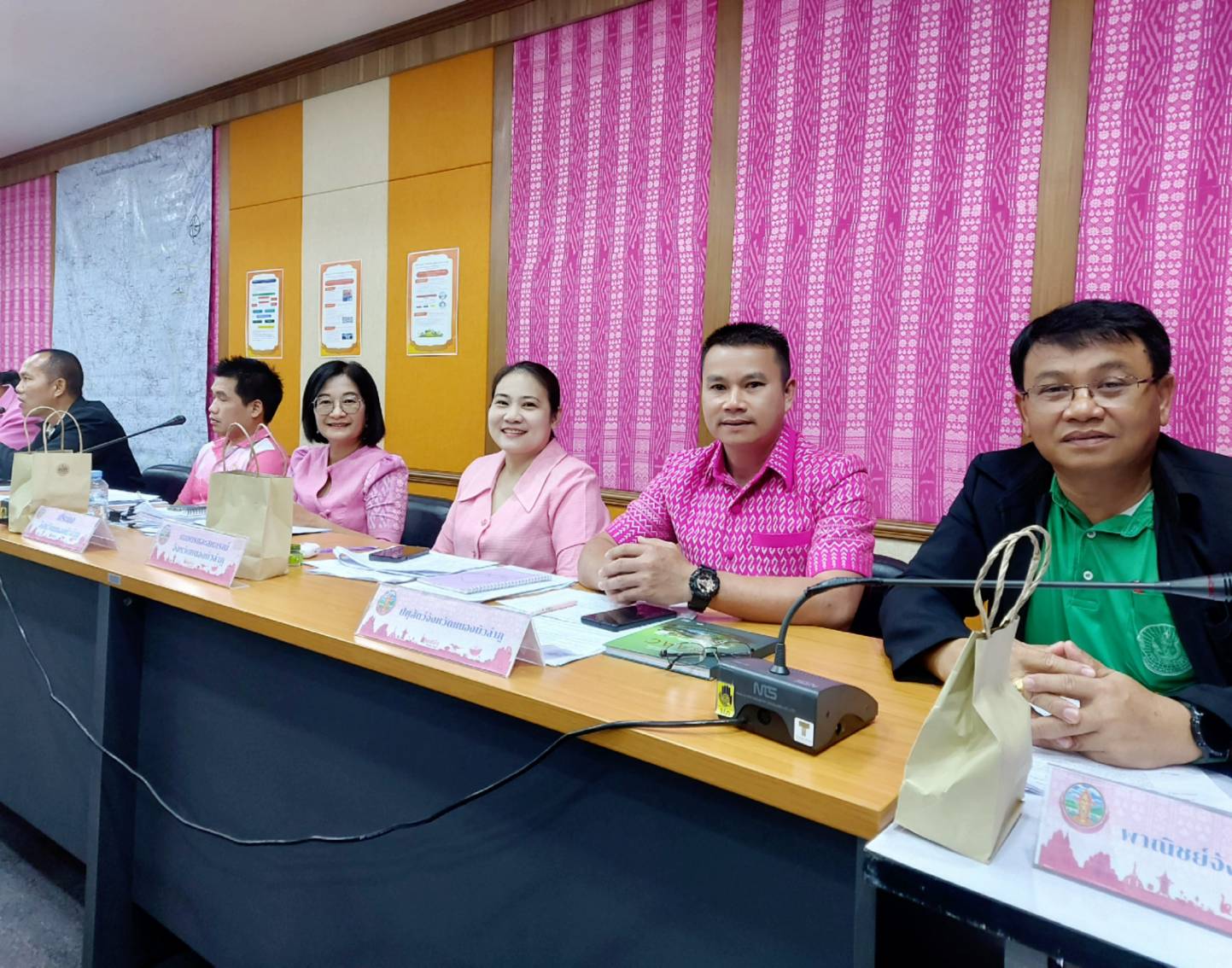 นายบุญหลาย กุลนารัตน์ ประมงจังหวัดหนองบัวลำภู มอบหมาย นางถนอมขวัญ นอศรี หัวหน้ากลุ่มบริหารและยุทธศาสตร์ร่วมประชุมคณะอนุกรรมการด้านการจัดทำแผนพัฒนาและแผนปฏิบัติราชการประจำปีของจังหวัด..คลิก