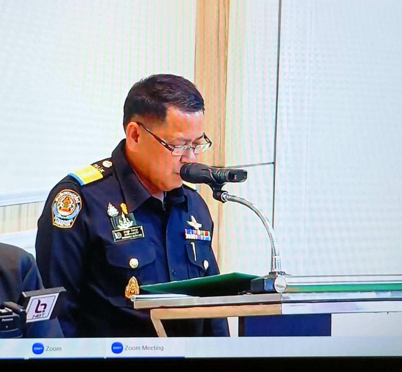 ประชุมรับฟังแถลงข่าวปราบปรามการลักลอบนำเข้า-ส่งออกสินค้าเกษตรผิดกฎหมาย โดยมี ร้อยเอกธรรมนัส พรหมเผ่า รัฐมนตรีว่าการกระทรวงเกษตรและสหกรณ์เป็นผู้แถลงข่าวฯ..คลิก