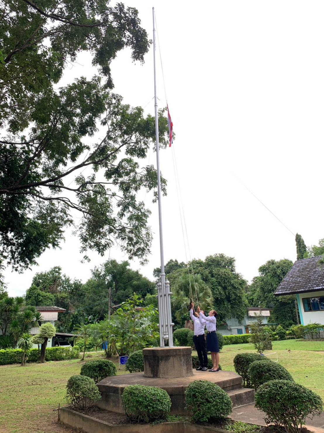 ประมงอุบลฯ ร่วมกิจกรรมเคารพธงชาติและร้องเพลงชาติไทย เนื่องในวันพระราชทานธงชาติไทย (Thai National Flag Day)..คลิก