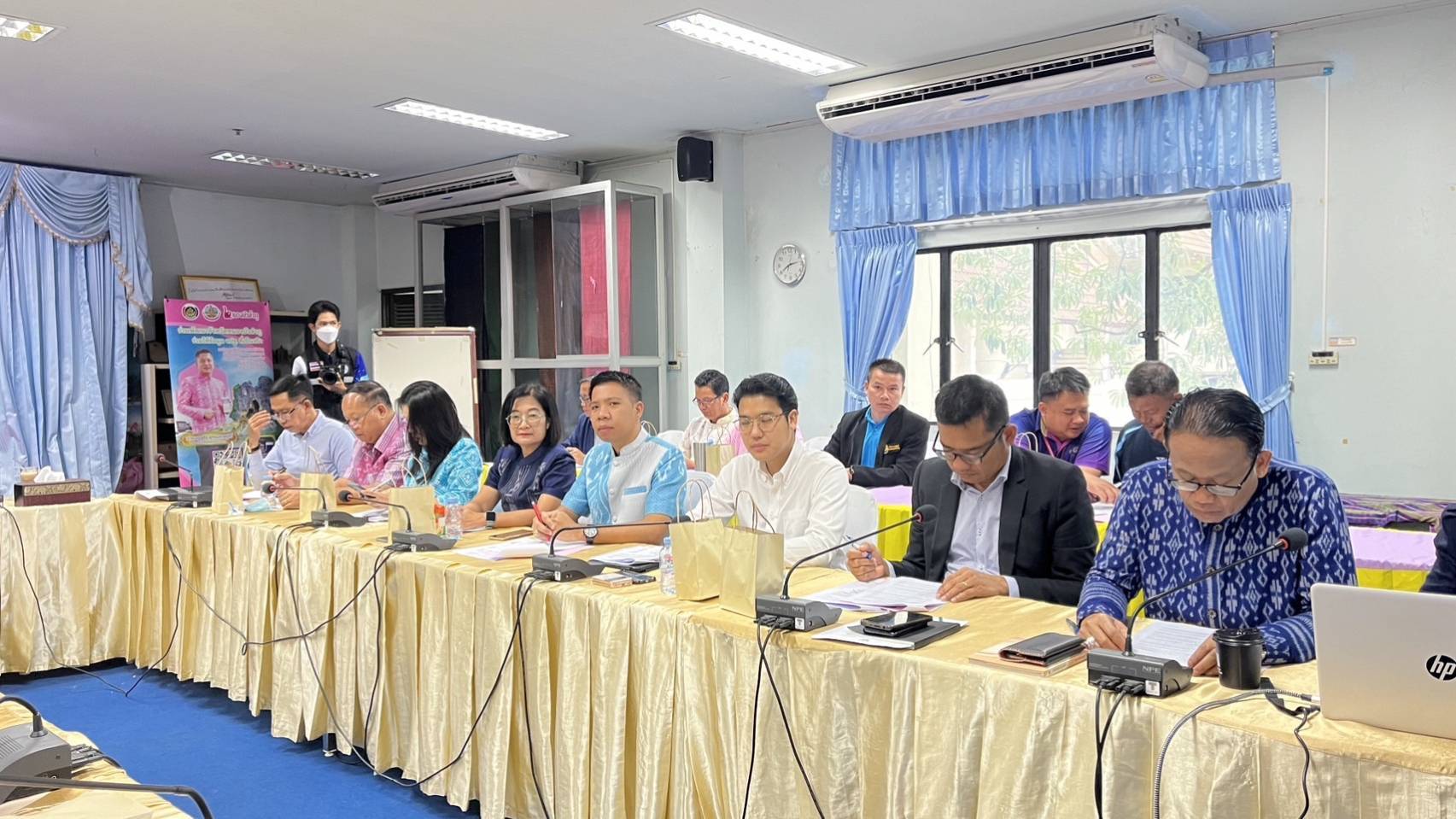 นางถนอมขวัญ นอศรี หัวหน้ากลุ่มบริหารและยุทธศาสตร์ ประชุมคณะทำงานขับเคลื่อนการพัฒนาเศรษฐกิจฐานรากและประชารัฐ (E3)..คลิก