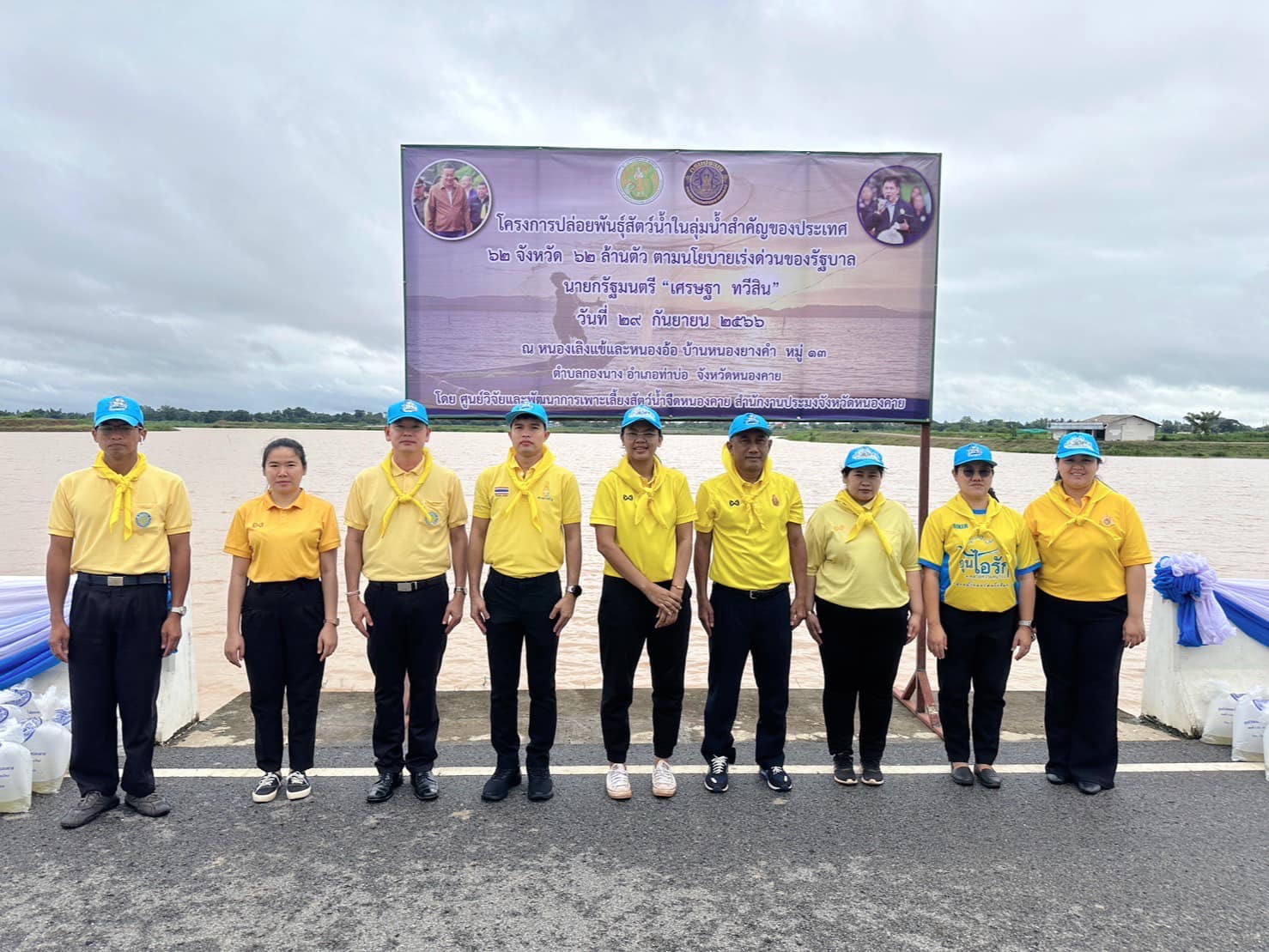โครงการปล่อยพันธุ์สัตว์น้ำ 62 ล้านตัว 62 จังหวัด ในลุ่มน้ำจืดสำคัญของประเทศ ตามนโยบายเร่งด่วนของรัฐบาล ร้อยเอกธรรมนัส พรหมเผ่า รัฐมนตรีว่าการกระทรวงเกษตรและสหกรณ์ มีนโยบายให้กรมประมงดำเนินการเพิ่มผลผลิตทรัพยากรสัตว์น้ำในแหล่งน้ำธรรมชาติให้คงความอุดมสมบูรณ์เพื่อเป็นแหล่งอาหารโปรตีนของประชาชนและเป็นแหล่งประกอบอาชีพสร้างรายได้ให้กับพี่น้องชาวประมงช่วยให้มีคุณภาพชีวิตที่ดีขึ้นซึ่งนับเป็นการดูแลกลุ่มเกษตรกรฐานรากให้มีรายได้เพิ่มขึ้นอย่างยั่งยืน