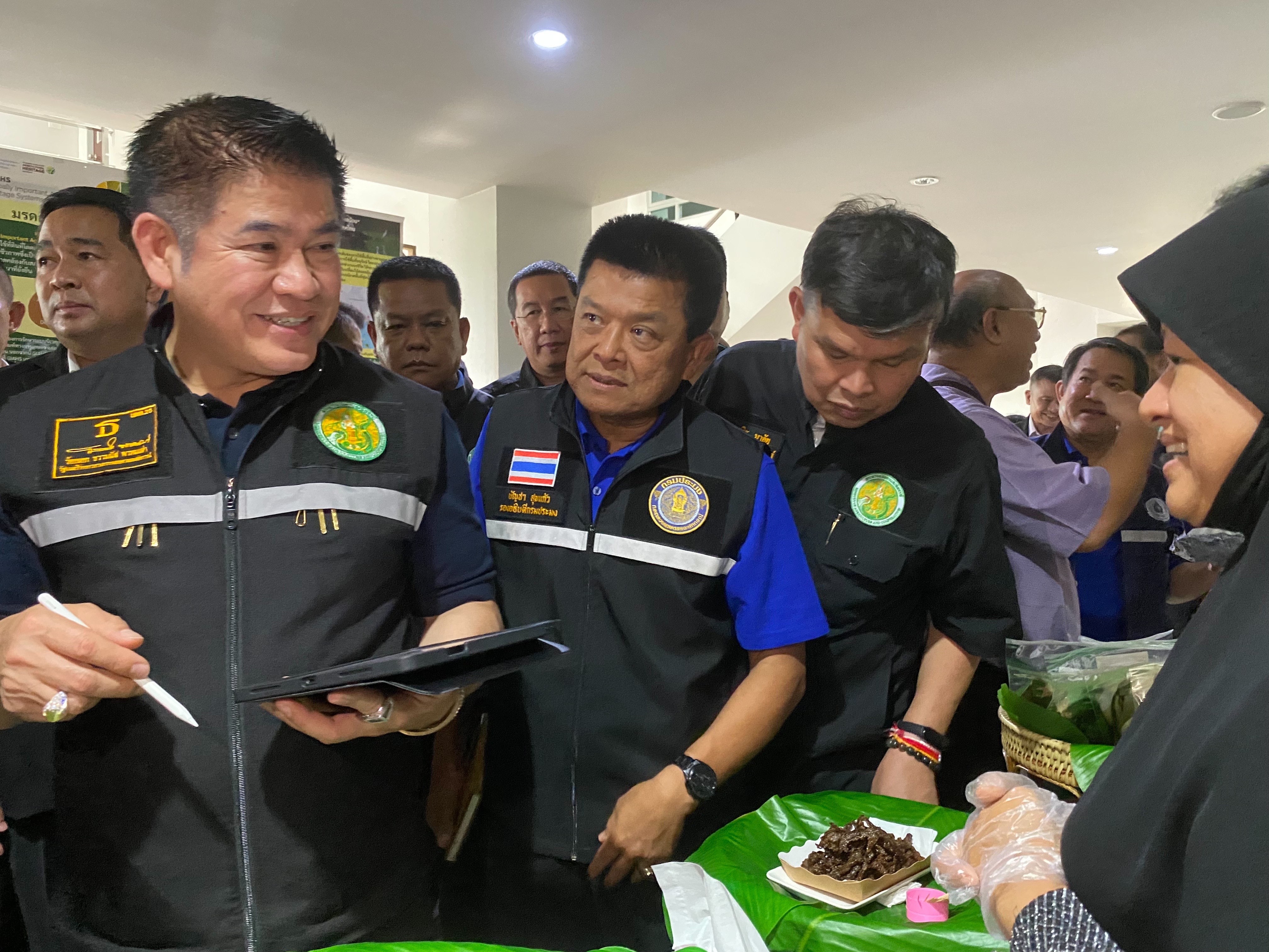ประมงจังหวัดพัทลุง พร้อมด้วยข้าราชการ ร่วมต้อนรับ  ร้อยเอกธรรมนัส พรหมเผ่า รัฐมนตรีว่าการกระทรวงเกษตรและสหกรณ์ ในการลงพื้นที่ตรวจราชการจังหวัดพัทลุง..คลิก