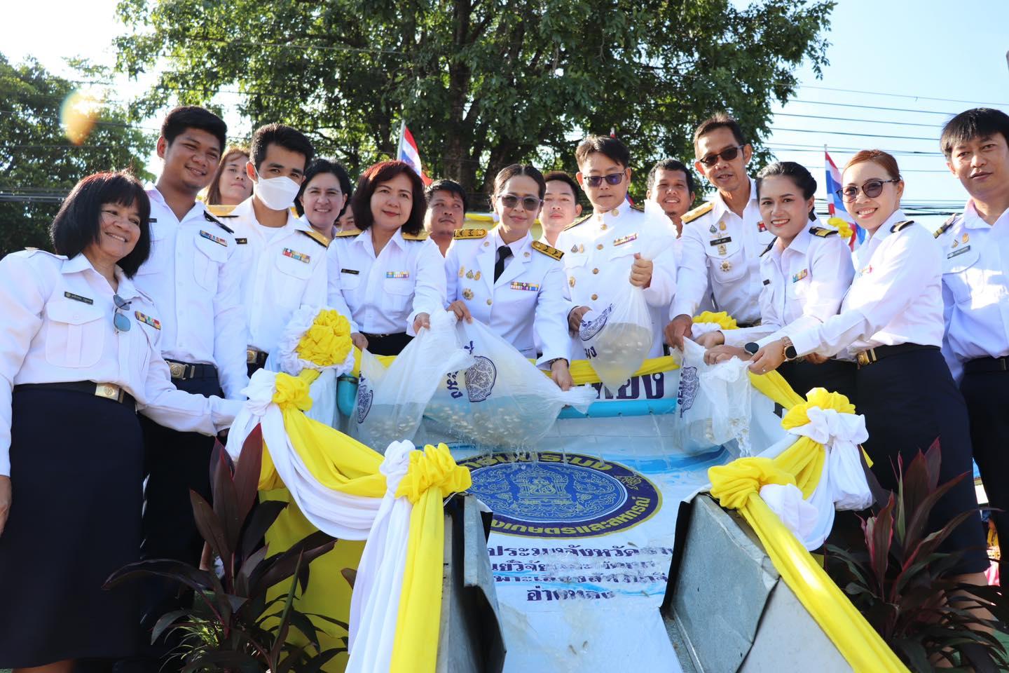 ร่วมพิธีทำบุญตักบาตรและพิธีปล่อยพันธุ์สัตว์น้ำเพื่อถวายพระราชกุศลเนื่องในวันนวมินทรมหาราช 13 ตุลาคม จำนวน 199,999 ตัว..คลิก