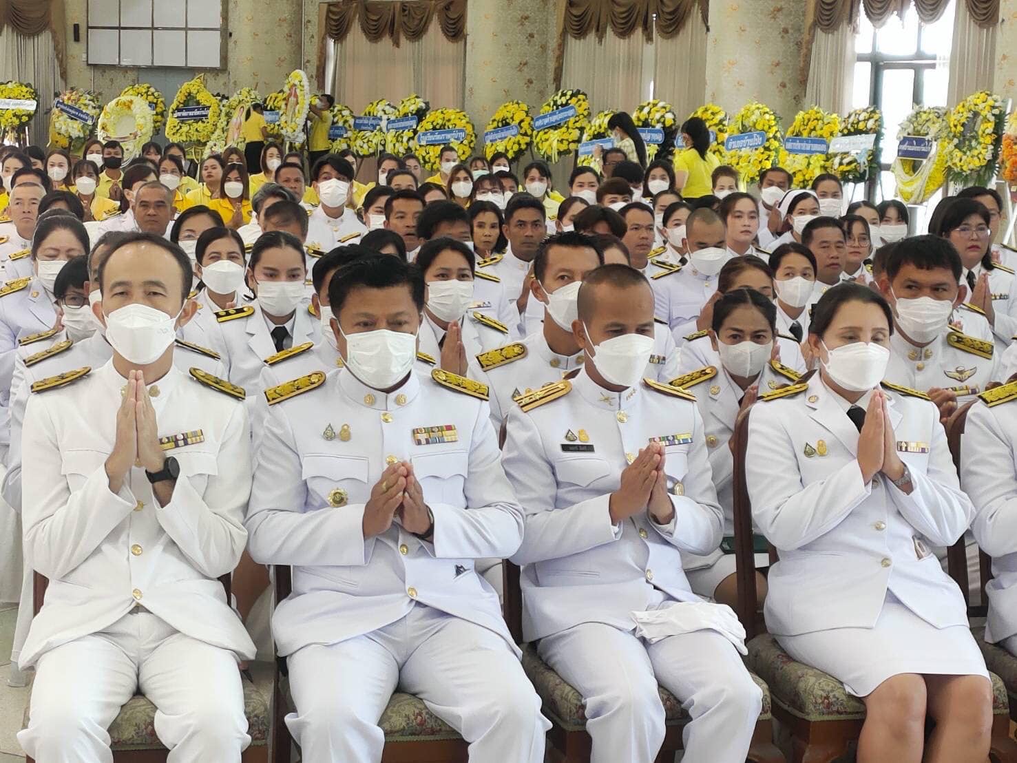 ร่วมพิธีทำบุญตักบาตรถวายพระราชกุศล และพิธีวางพวงมาลา เนื่องในวันที่ 13 ตุลาคม “วันนวมินทรมหาราชา”