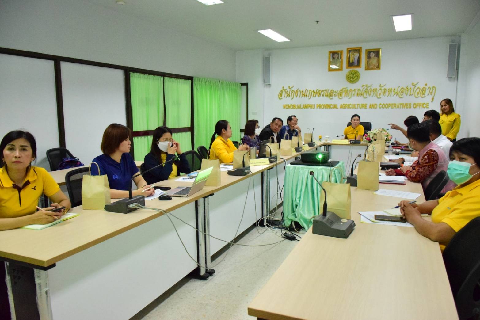 นายบุญหลาย กุลนารัตน์ ประมงจังหวัดหนองบัวลำภู มอบหมาย นางถนอมขวัญ นอศรี หัวหน้ากลุ่มบริหารและยุทธศาสตร์ ประชุมหารือเพื่อเตรียมความพร้อม ครม.สัญจรจังหวัดหนองบัวลำภู ณ ห้องประชุมบัวหลวง สำนักงานเกษตรและสหกรณ์จังหวัดหนองบัวลำภู ชั้น 3 ศาลากลางจังหวัดหนองบัวลำภู..คลิก