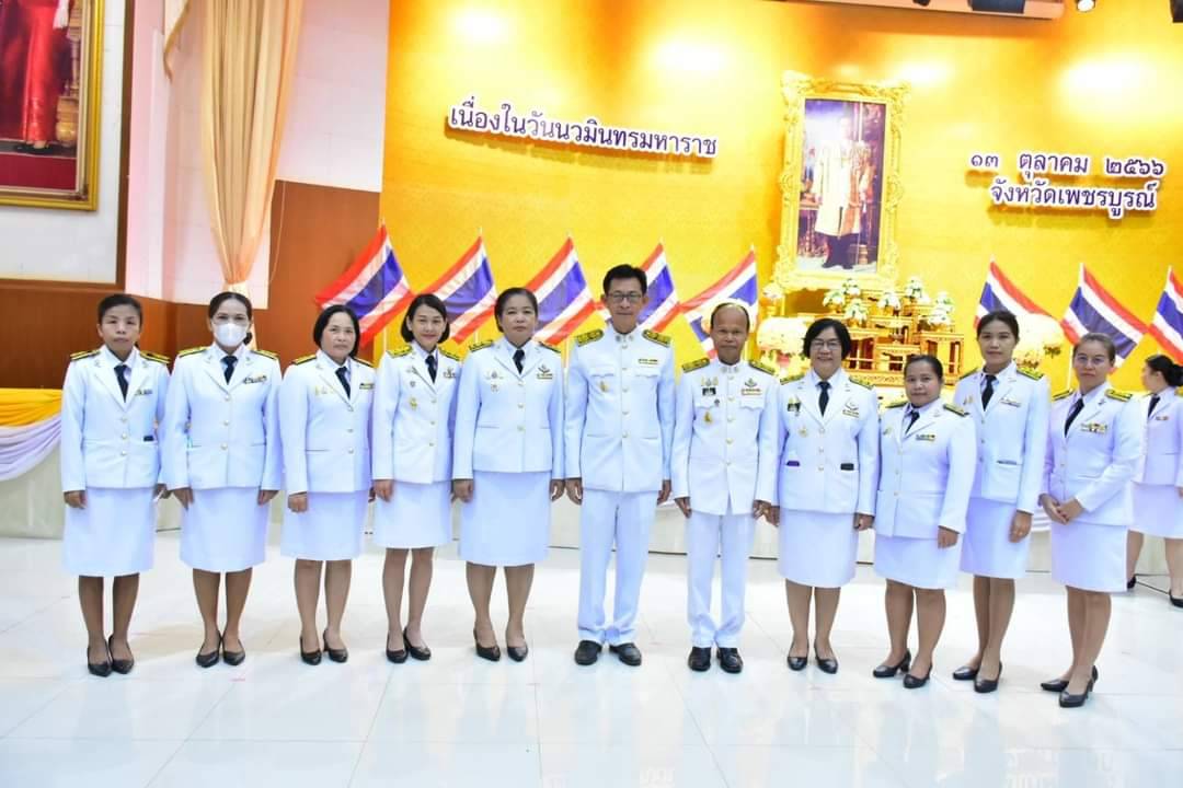 วมพิธีวางพวงมาลาเบื้องหน้า พระบรมฉายาลักษณ์ พระบาทสมเด็จพระบรมชนกาธิเบศร มหาภูมิพลอดุลยเดชมหาราช บรมนาถบพิตร เนื่องใน “วันนวมินทรมหาราช”..คลิก