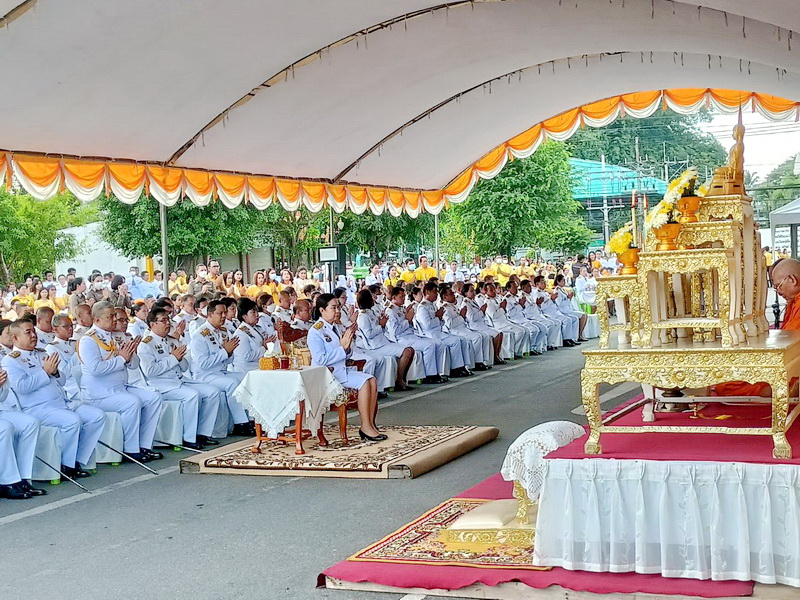 ร่วมพิธีทำบุญตักบาตรเนื่องในวันคล้ายวันสวรรคต ในหลวงรัชกาลที่ 9