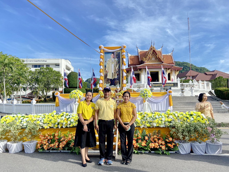 ร่วมพิธีทำบุญตักบาตรเนื่องในวันคล้ายวันสวรรคต ในหลวงรัชกาลที่ 9..คลิก
